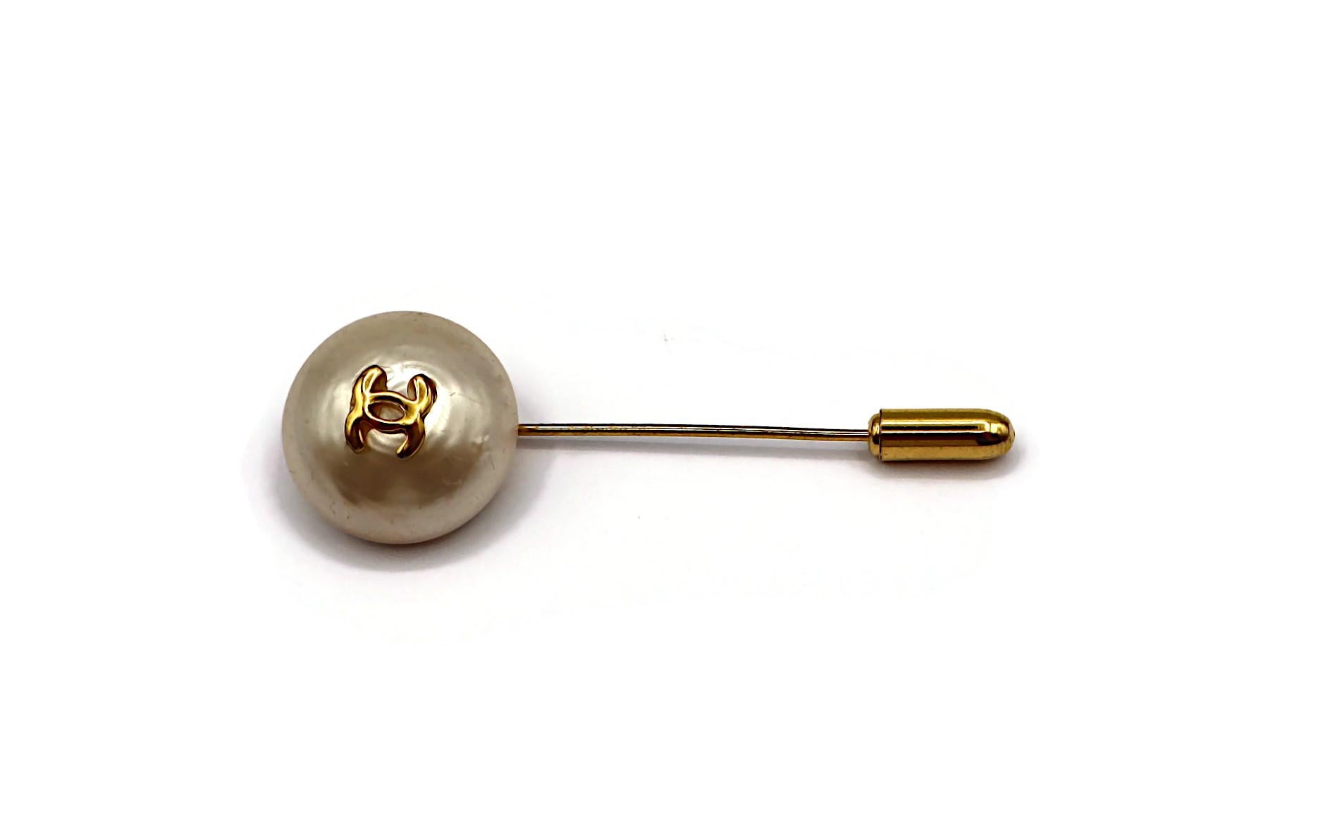 Épingle de revers CHANEL Vintage Pearl CC Logo Bon état - En vente à Nice, FR