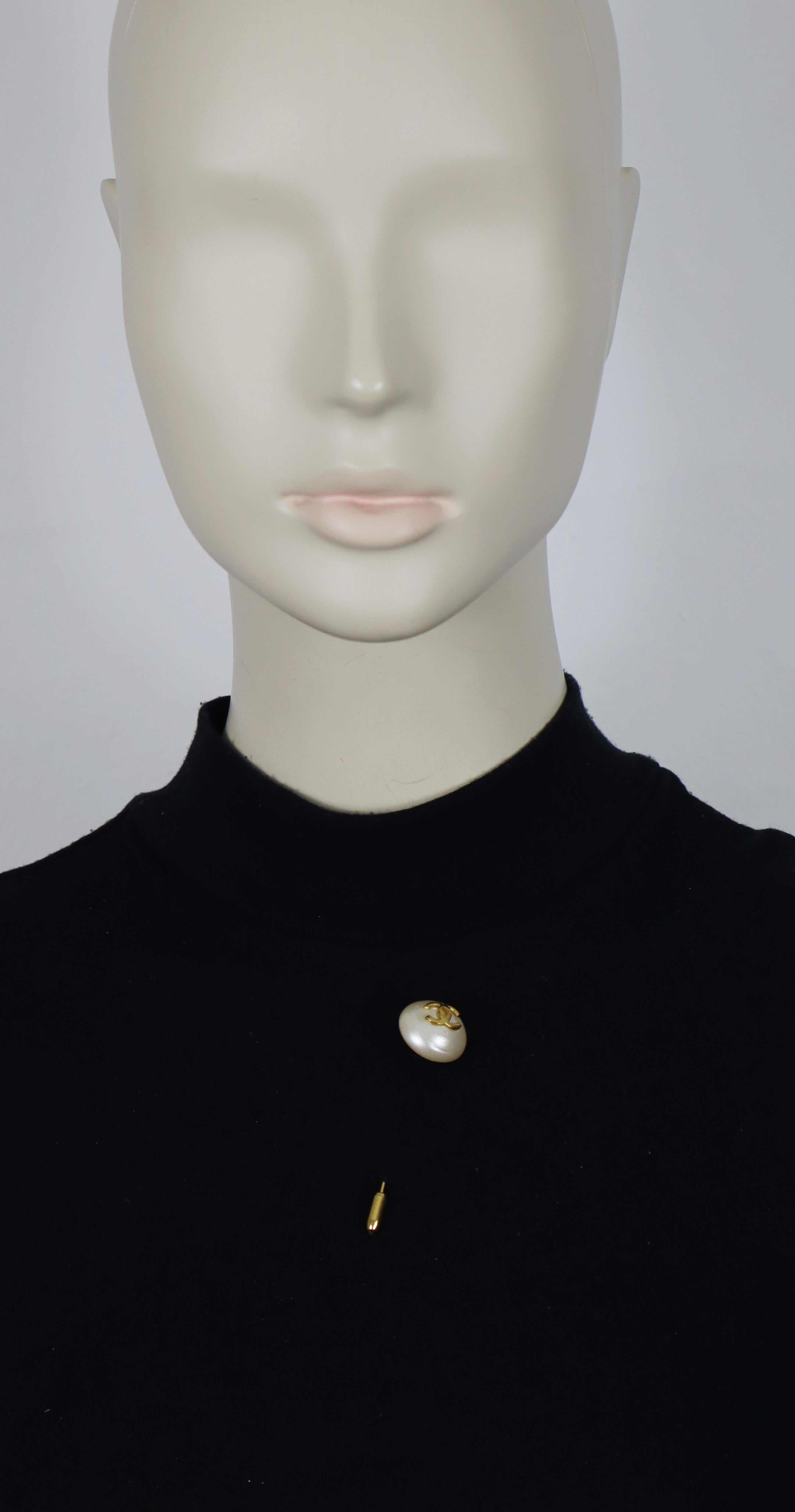 CHANEL vintage gold tone lapel pin embellished with a large faux pearl and CC logo.

Embossed CHANEL 2 3 Made in France.

Indicative measurements : height approx. 6 cm (2.36 inches) / pearl diameter approx. 1.9 cm (0.75 inch).

Material(s) : Gold