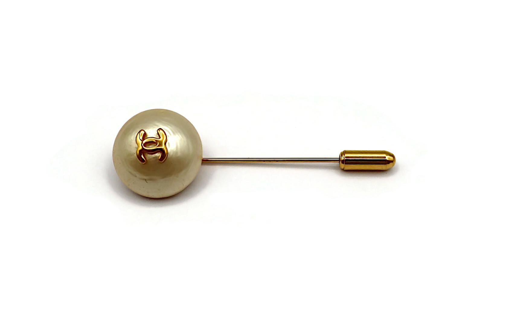 CHANEL Vintage Pearl CC Logo Lapel Pin In Good Condition In Nice, FR