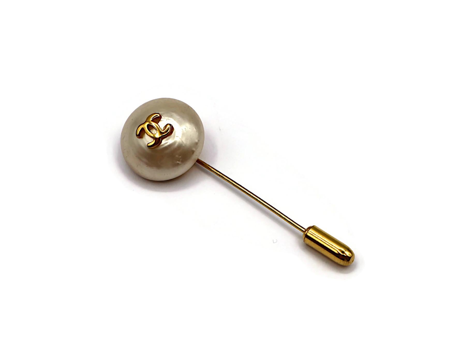 Épingle de revers CHANEL Vintage Pearl CC Logo Pour femmes en vente