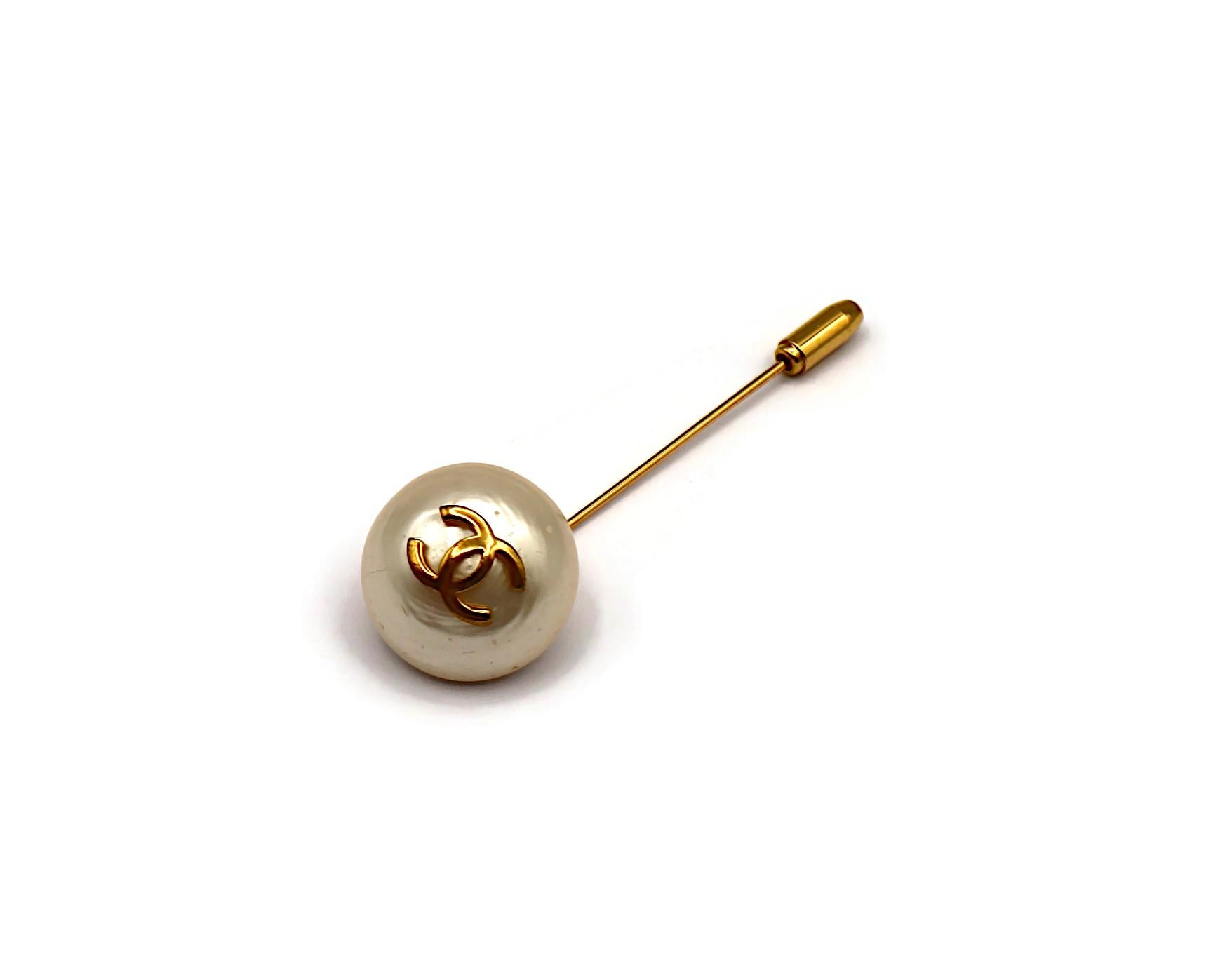 CHANEL Vintage Pearl CC Logo Lapel Pin In Good Condition For Sale In Nice, FR