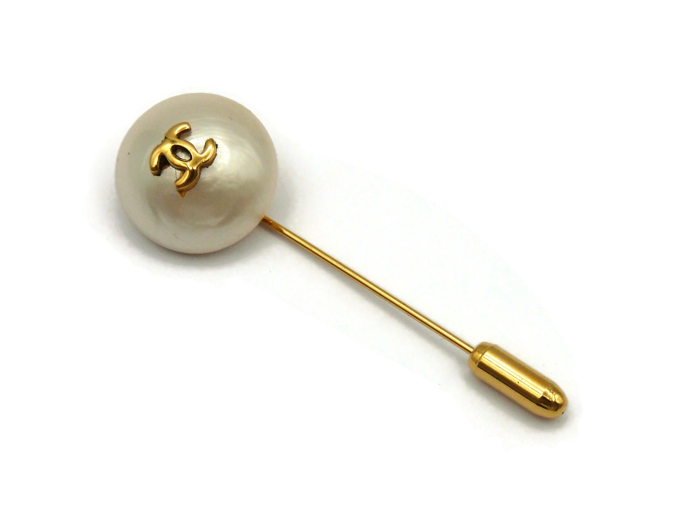 CHANEL Vintage Pearl CC Logo Lapel Pin In Good Condition For Sale In Nice, FR