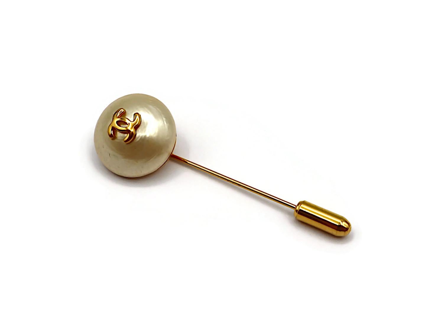 Women's CHANEL Vintage Pearl CC Logo Lapel Pin