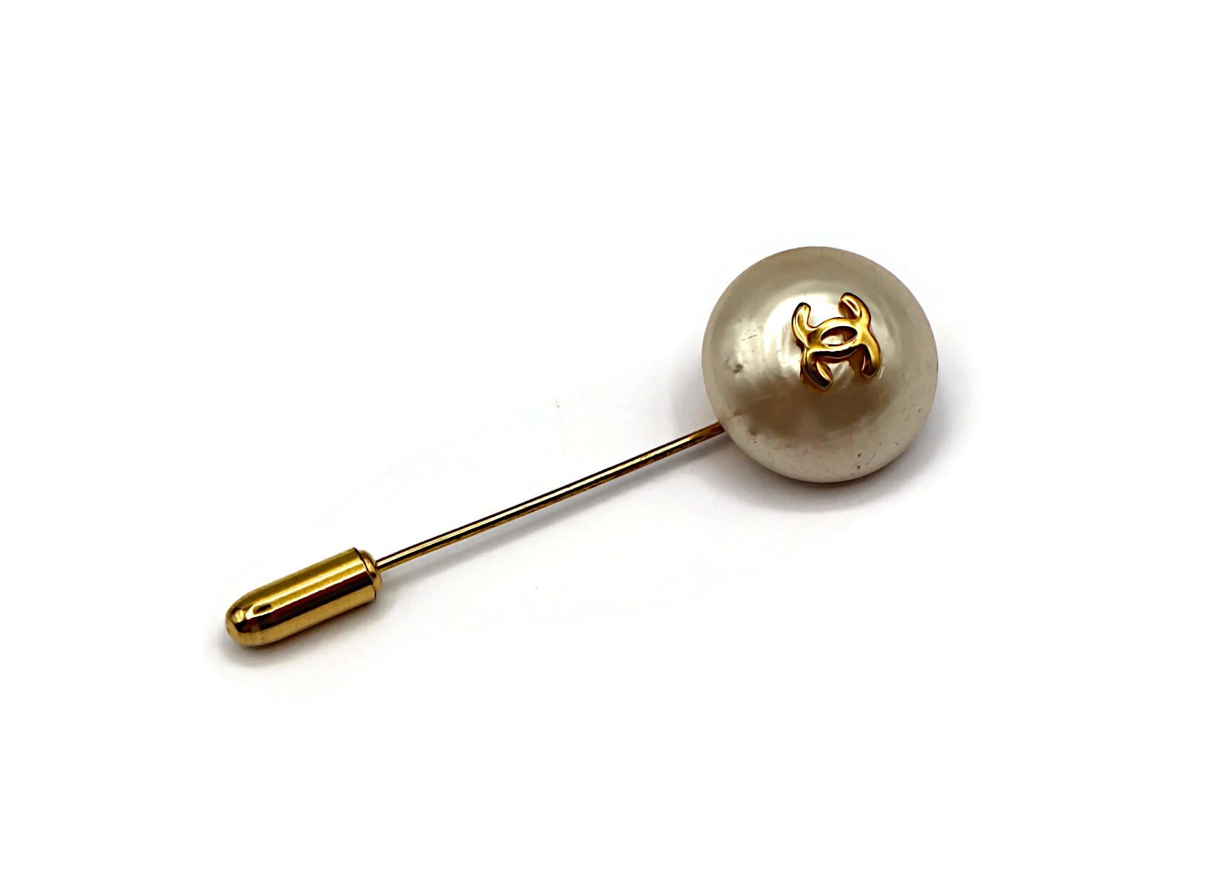 Épingle de revers CHANEL Vintage Pearl CC Logo en vente 1