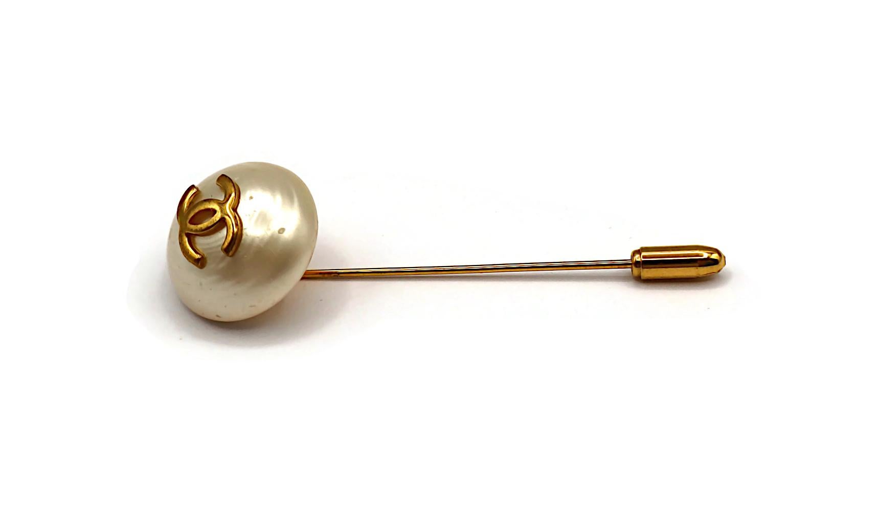 Women's CHANEL Vintage Pearl CC Logo Lapel Pin For Sale
