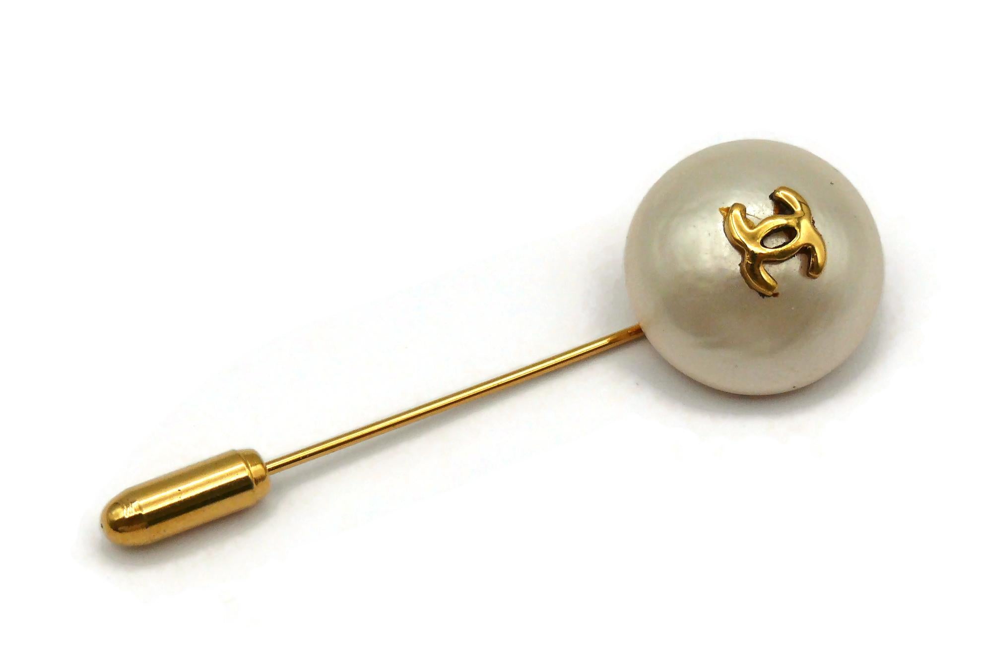 Women's CHANEL Vintage Pearl CC Logo Lapel Pin For Sale