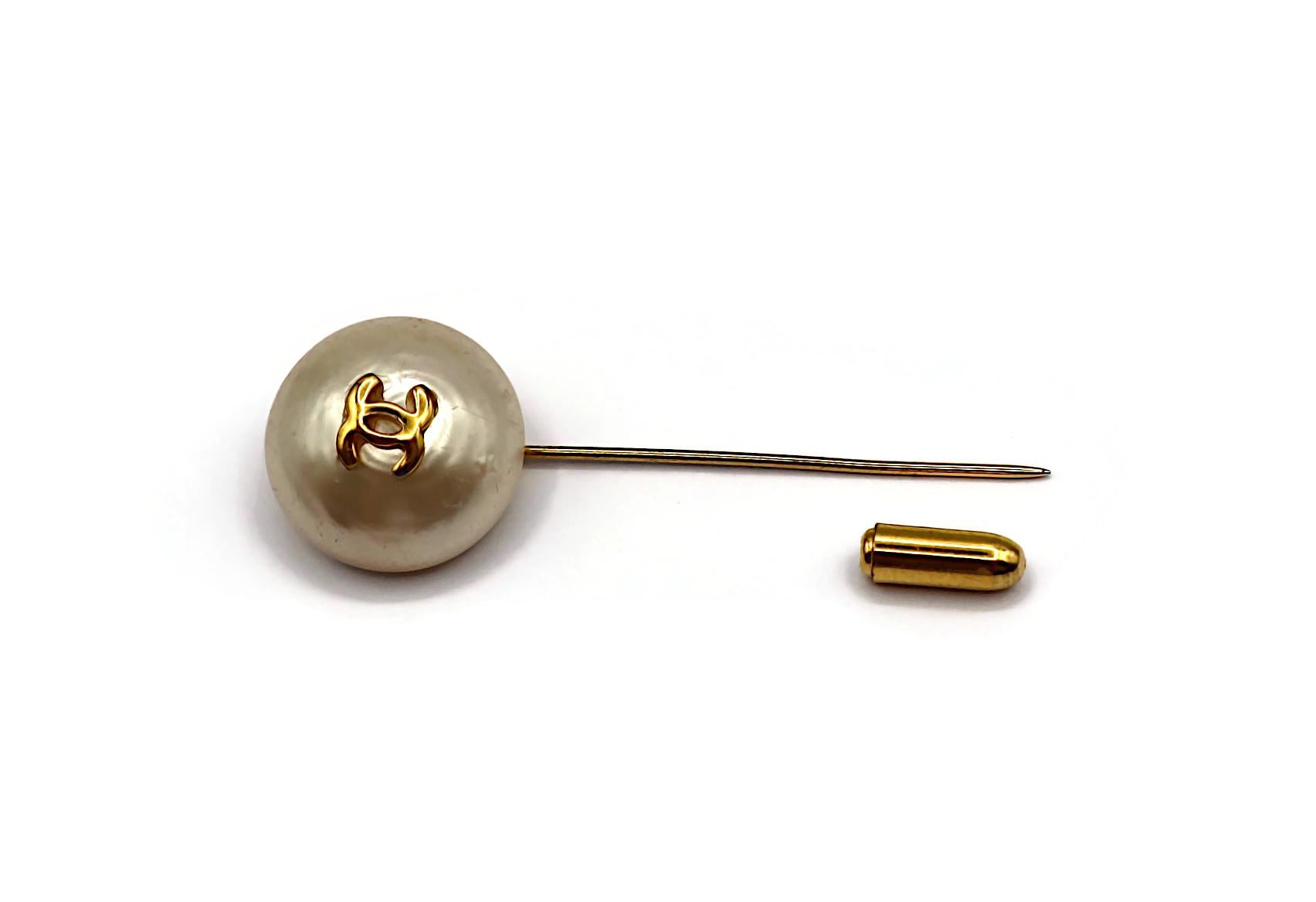 Épingle de revers CHANEL Vintage Pearl CC Logo en vente 2