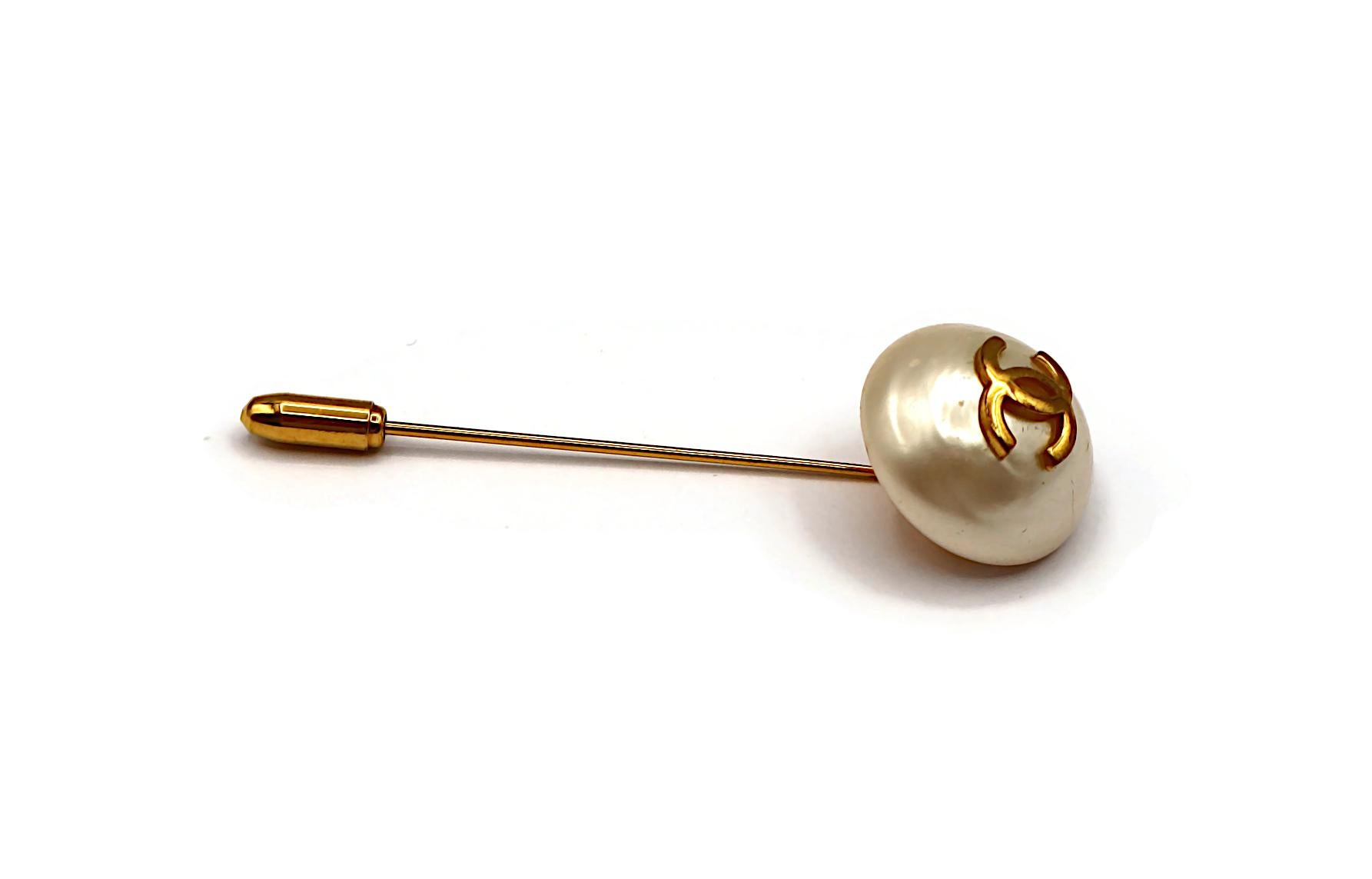 CHANEL Vintage Pearl CC Logo Lapel Pin For Sale 1