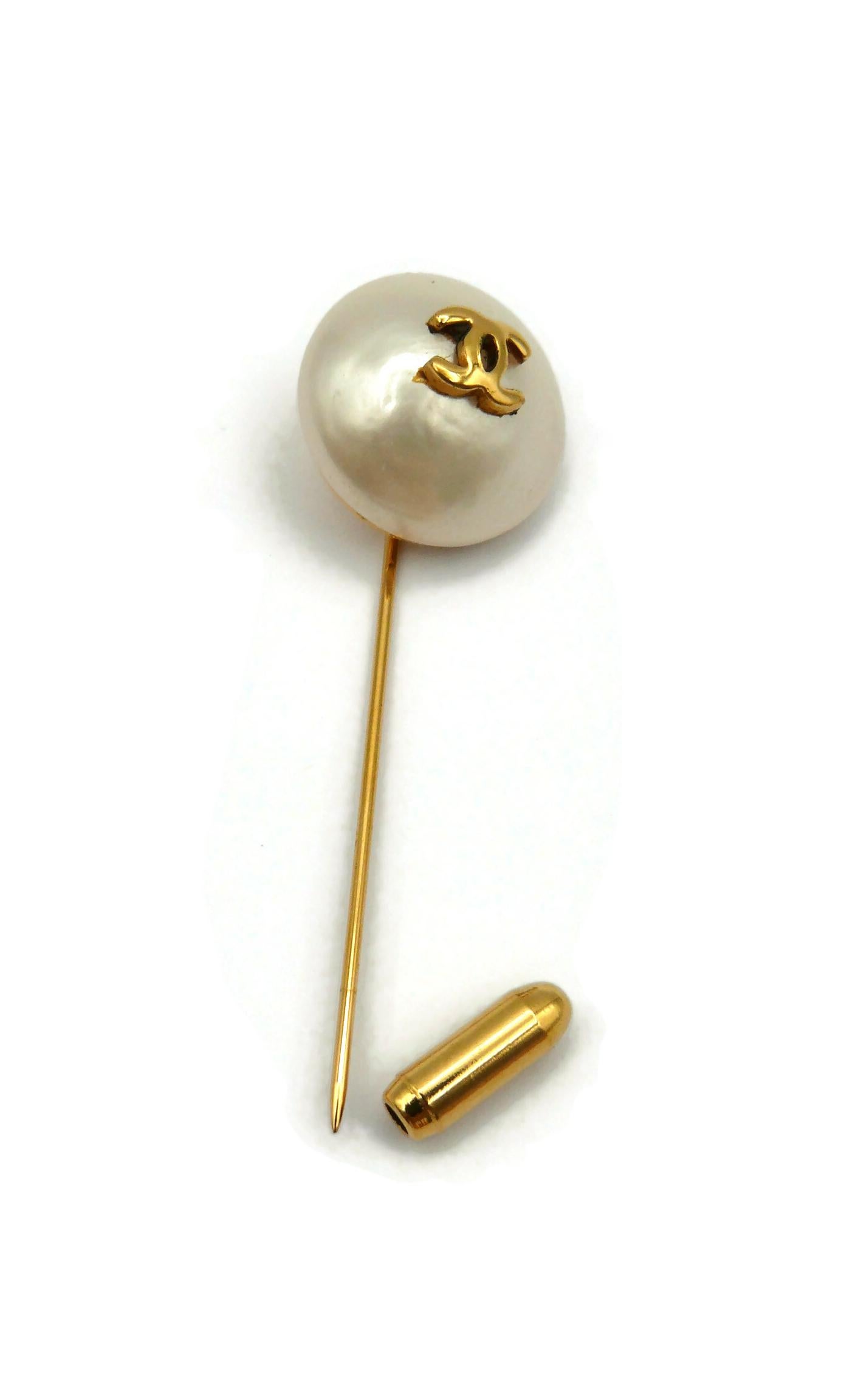 CHANEL Vintage Pearl CC Logo Lapel Pin For Sale 1