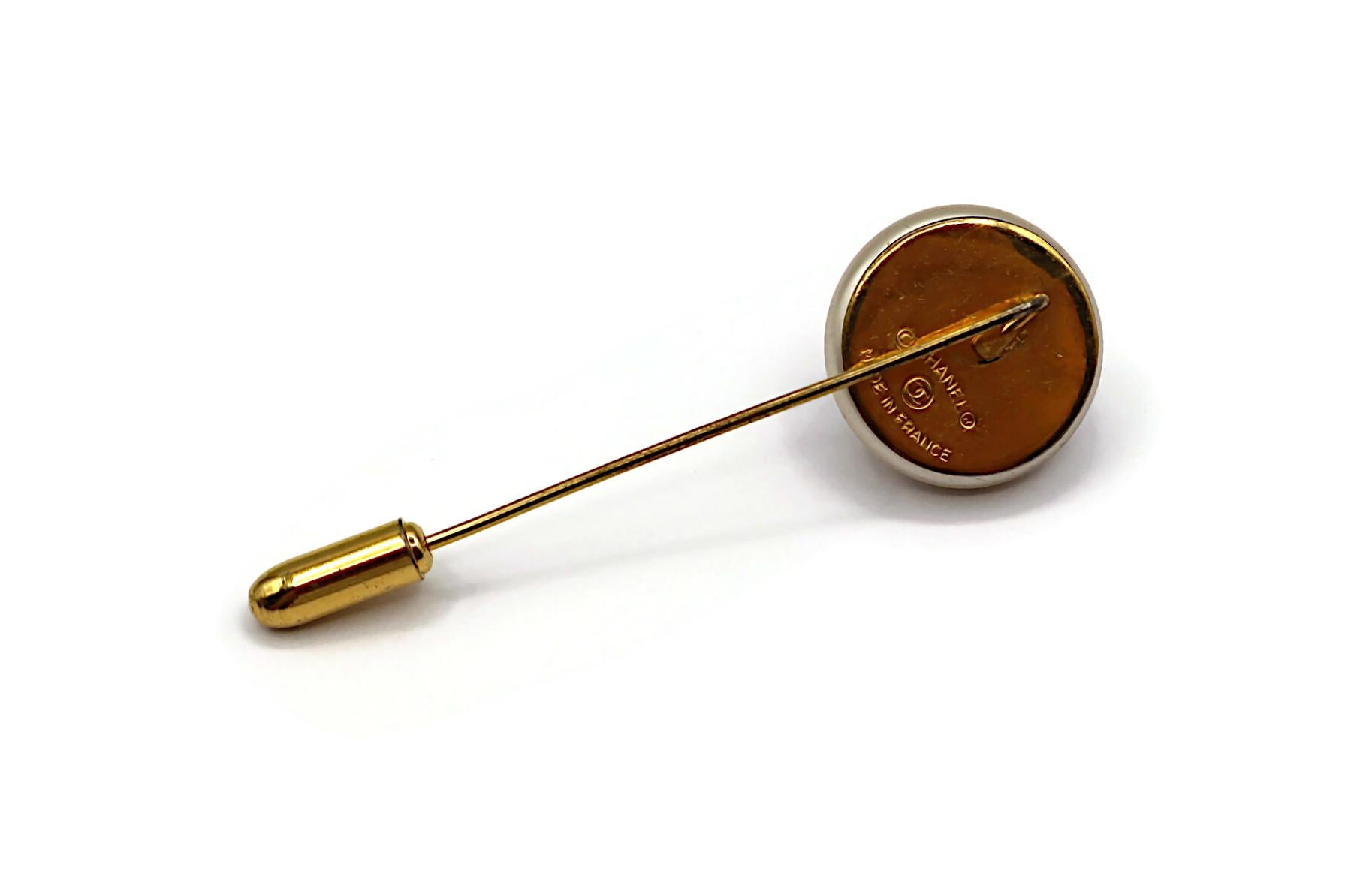 Épingle de revers CHANEL Vintage Pearl CC Logo en vente 3