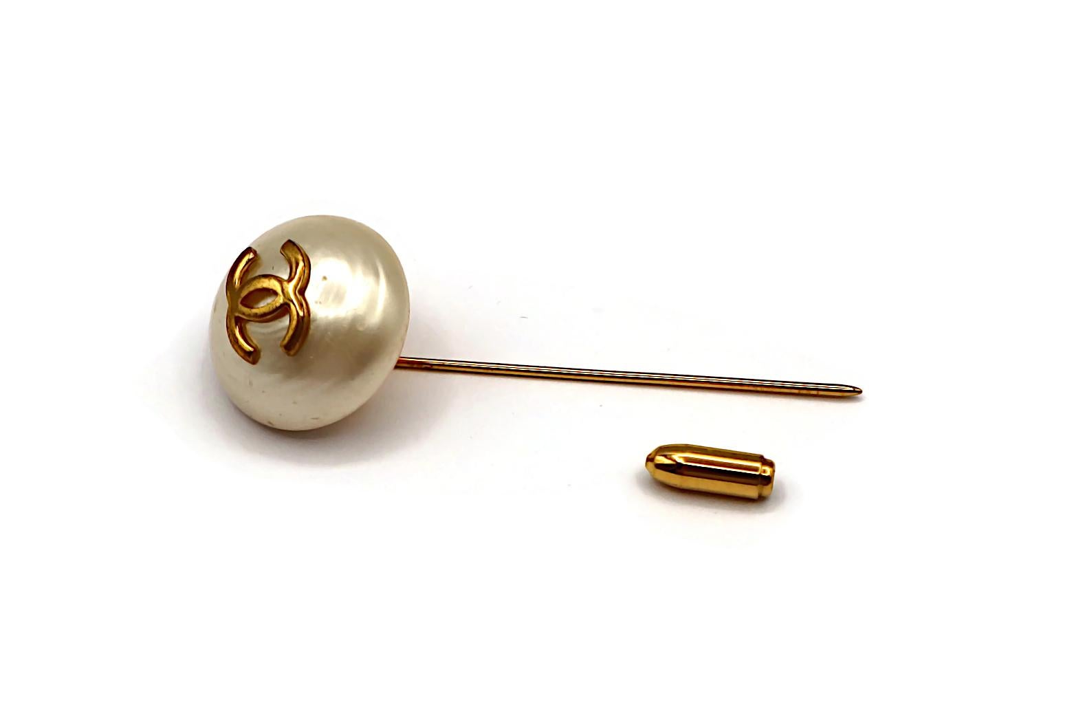 CHANEL Vintage Pearl CC Logo Lapel Pin For Sale 2