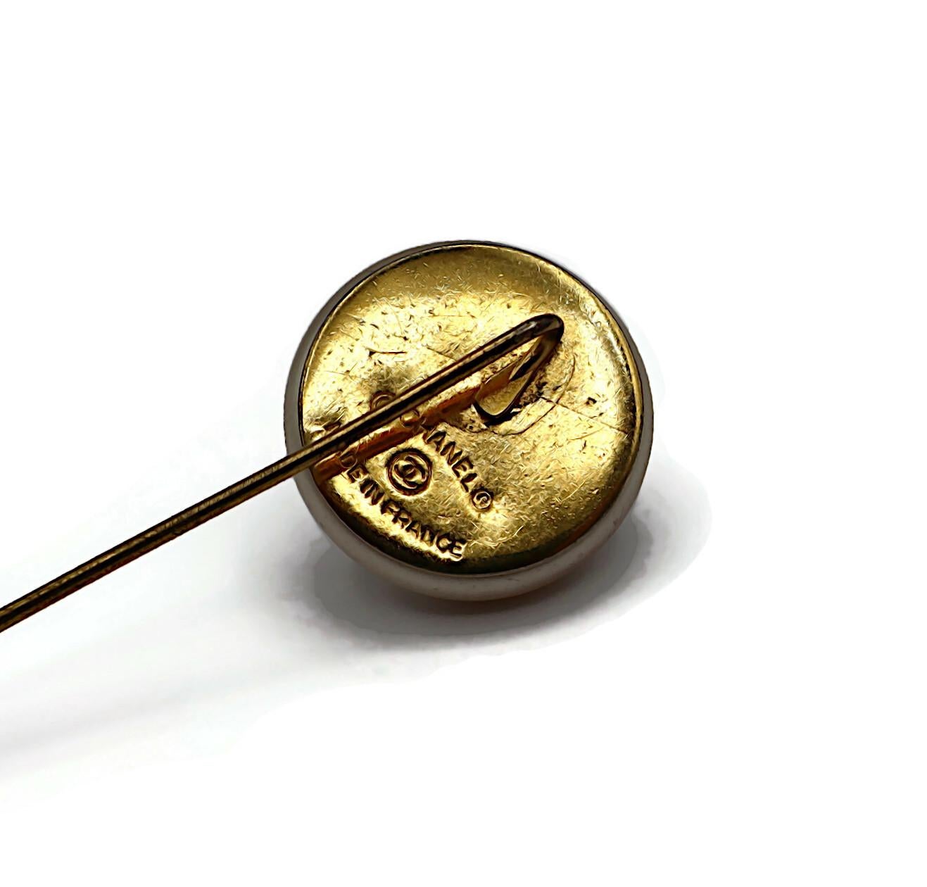 Épingle de revers CHANEL Vintage Pearl CC Logo en vente 4