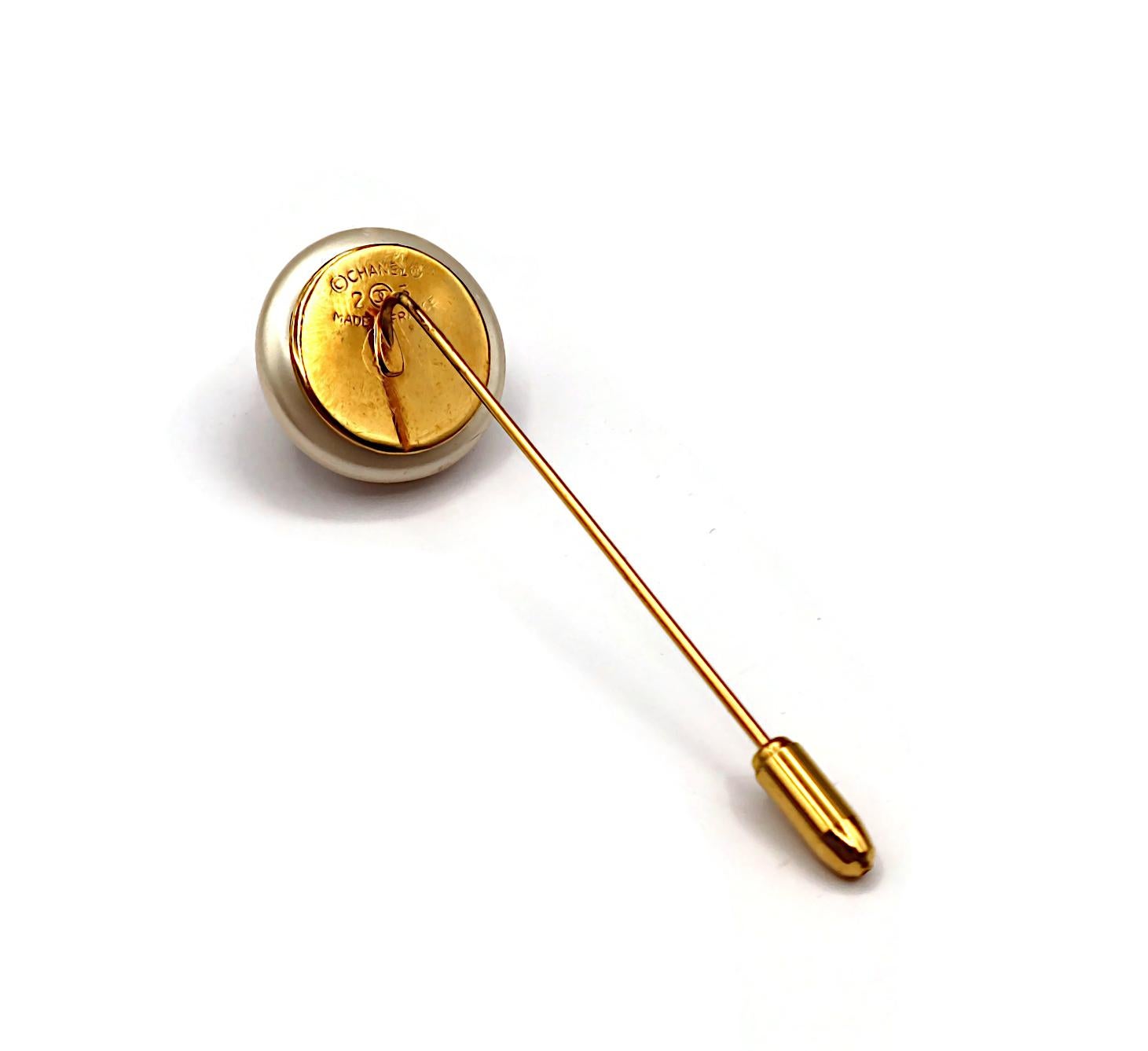 CHANEL Vintage Pearl CC Logo Lapel Pin For Sale 3