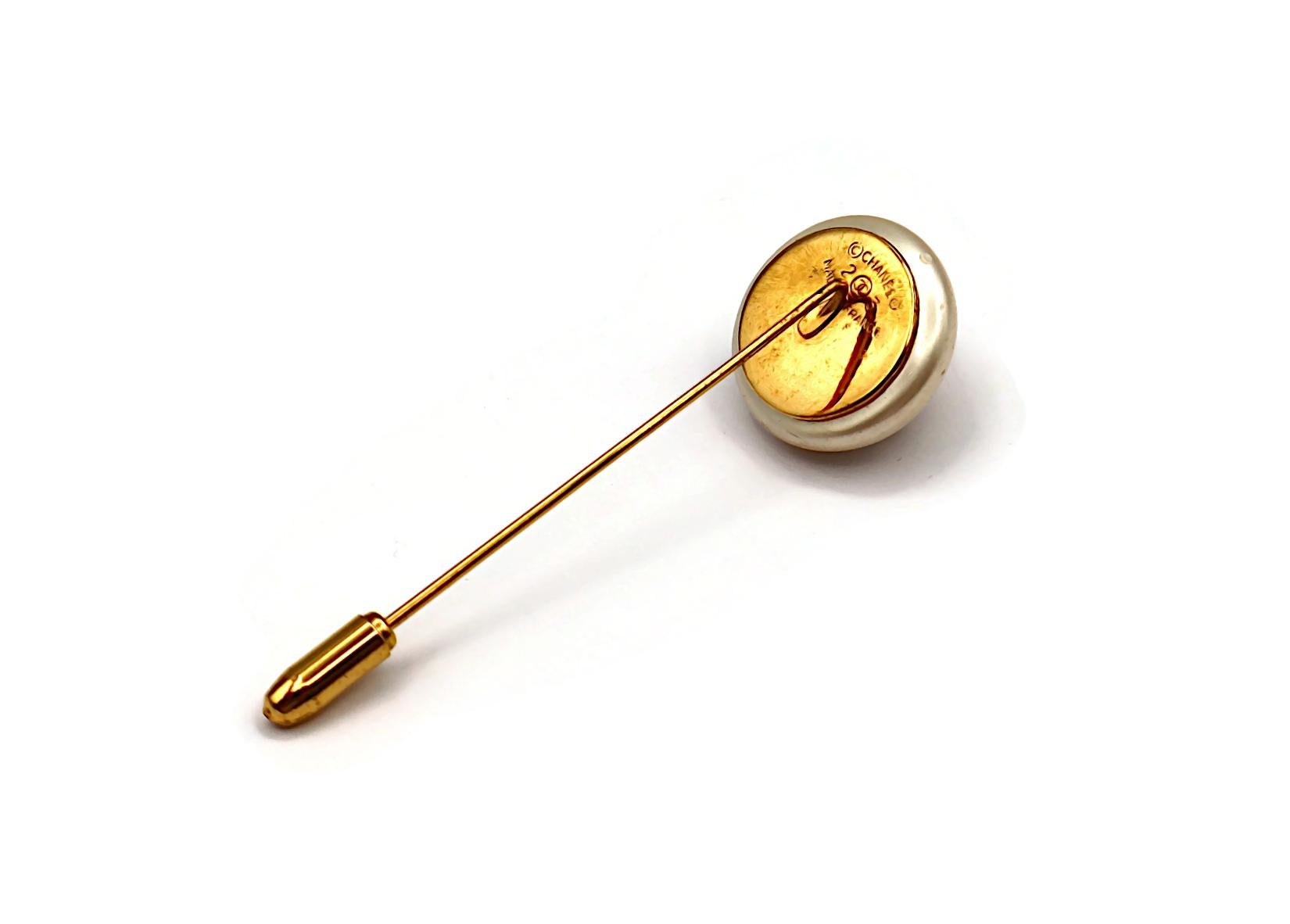 CHANEL Vintage Pearl CC Logo Lapel Pin For Sale 4