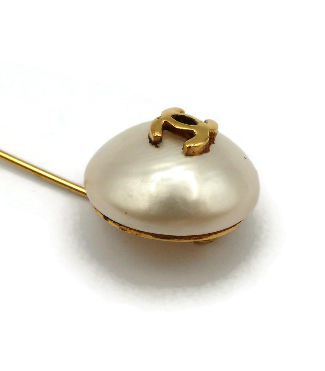CHANEL Vintage Pearl CC Logo Lapel Pin For Sale 4