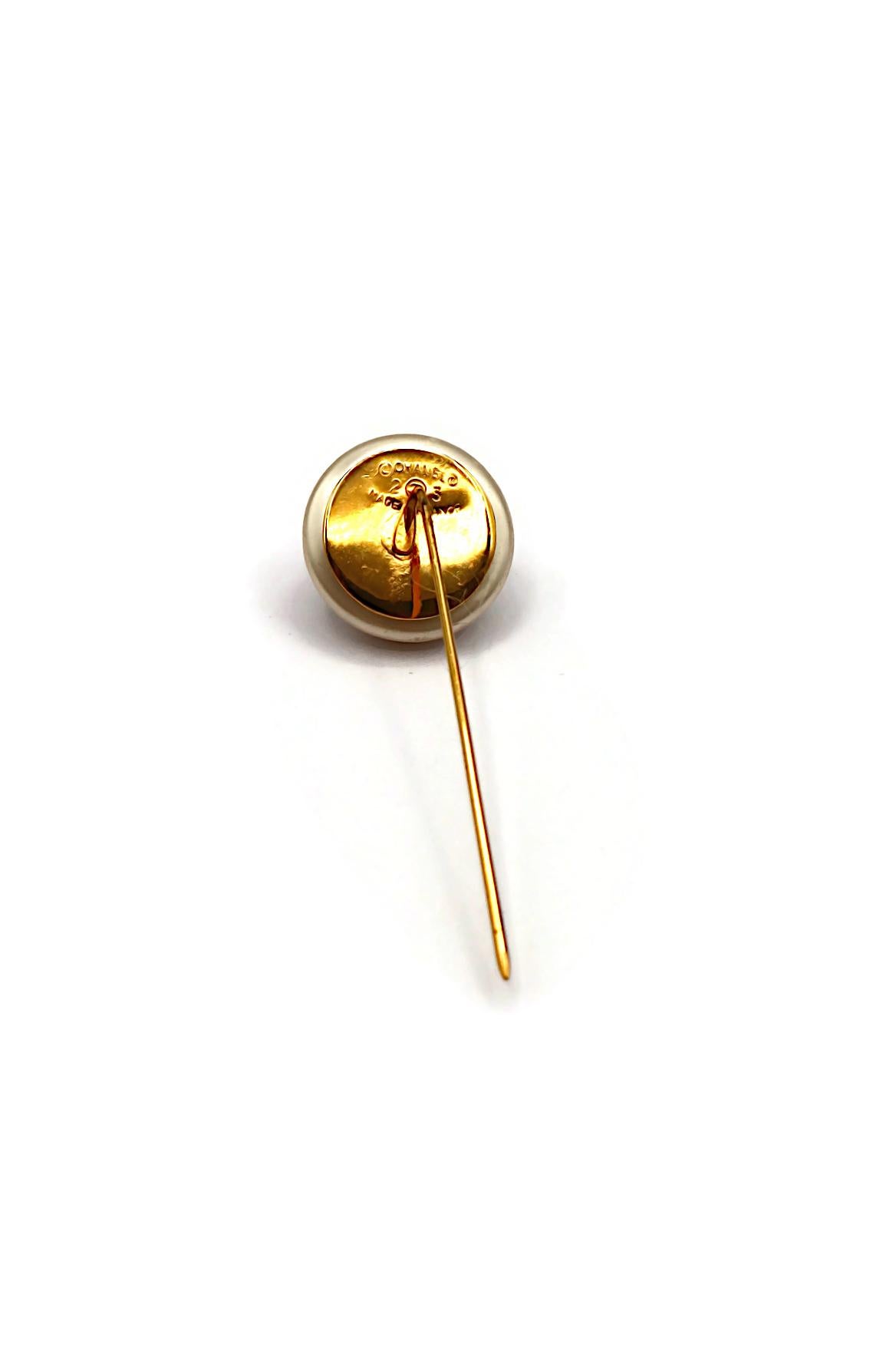 CHANEL Vintage Pearl CC Logo Lapel Pin For Sale 5