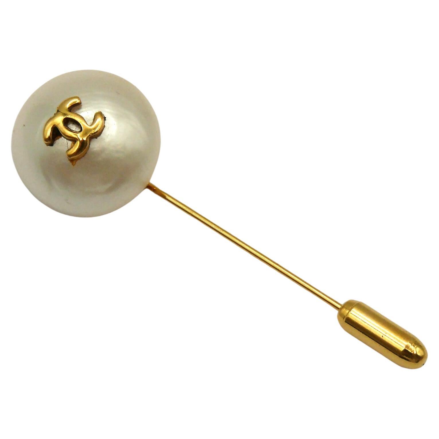 CHANEL Vintage Pearl CC Logo Lapel Pin For Sale