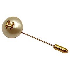 CHANEL Vintage Pearl CC Logo Lapel Pin