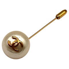 CHANEL Vintage Pearl CC Logo Lapel Pin