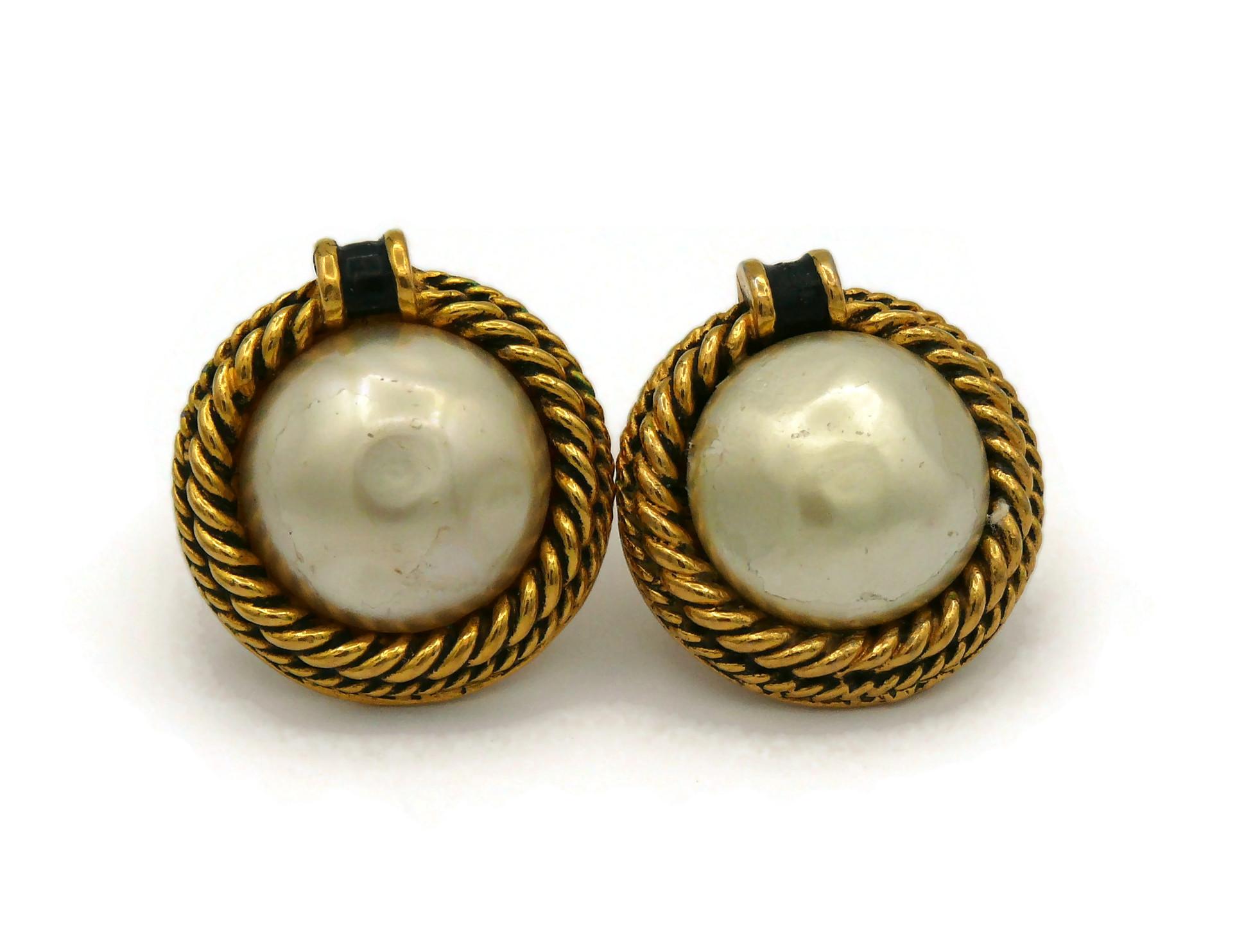 CHANEL Vintage Pearl Clip On Earrings In Good Condition For Sale In Nice, FR