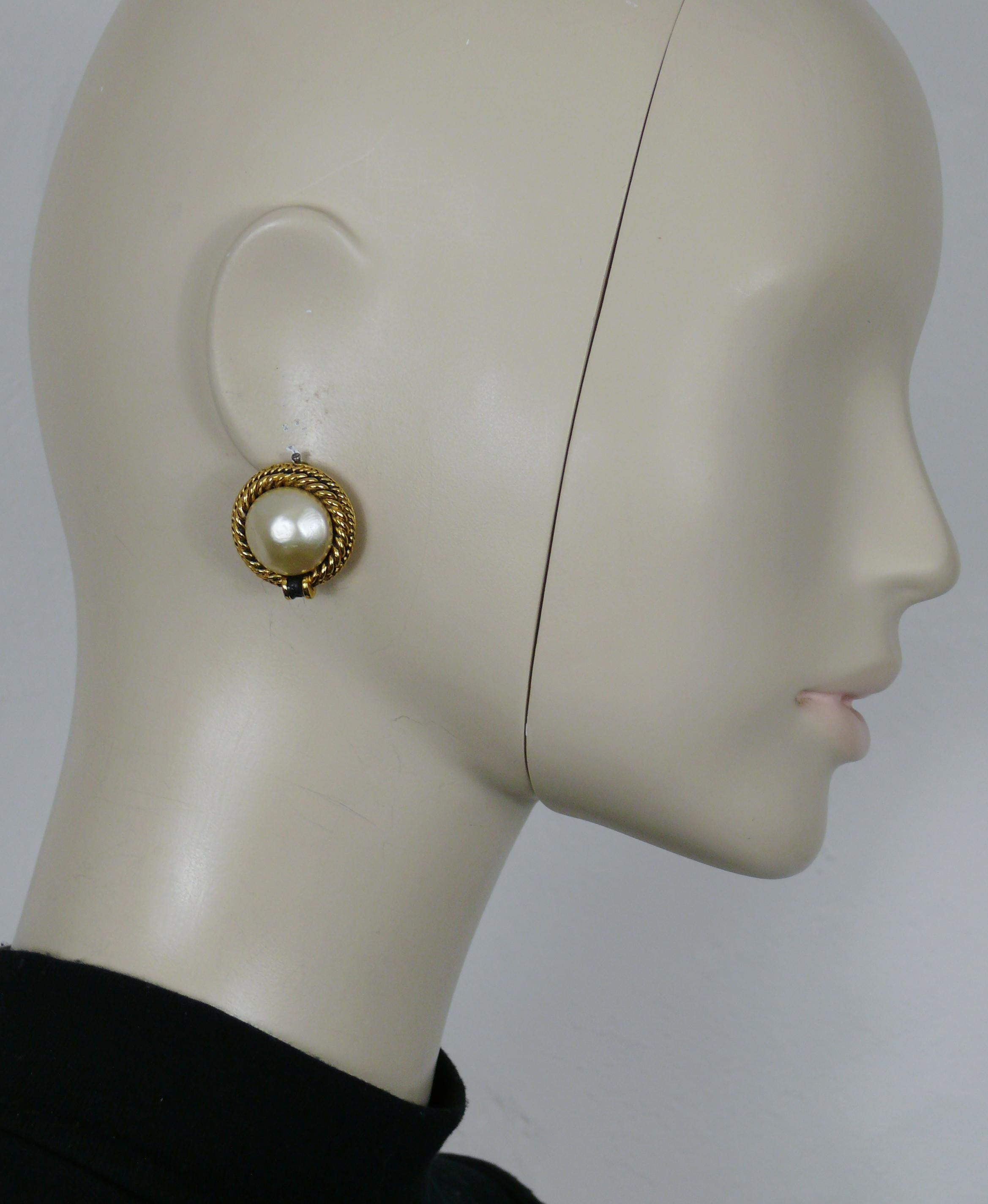 CHANEL vintage gold tone clip-on earrings with a faux pearl at the center.

Embossed CHANEL and 2161.

Indicative measurements : diameter approx. 2.4 cm (0.94 inch).

Weight per earring : approx. 12 grams.

Materials : Gold tone metal hardware /