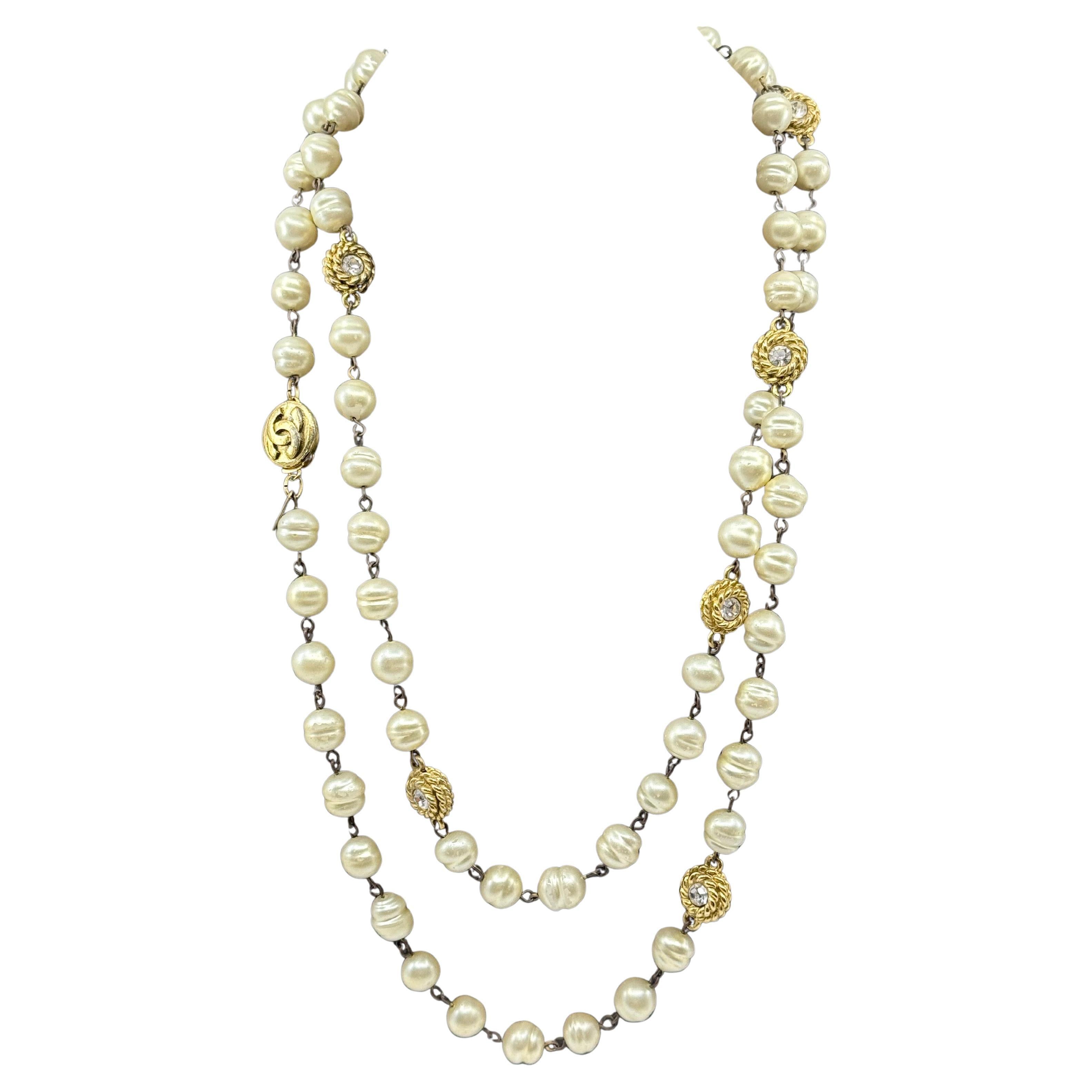 Collana Chanel Vintage con cristalli di perle e CC d'oro