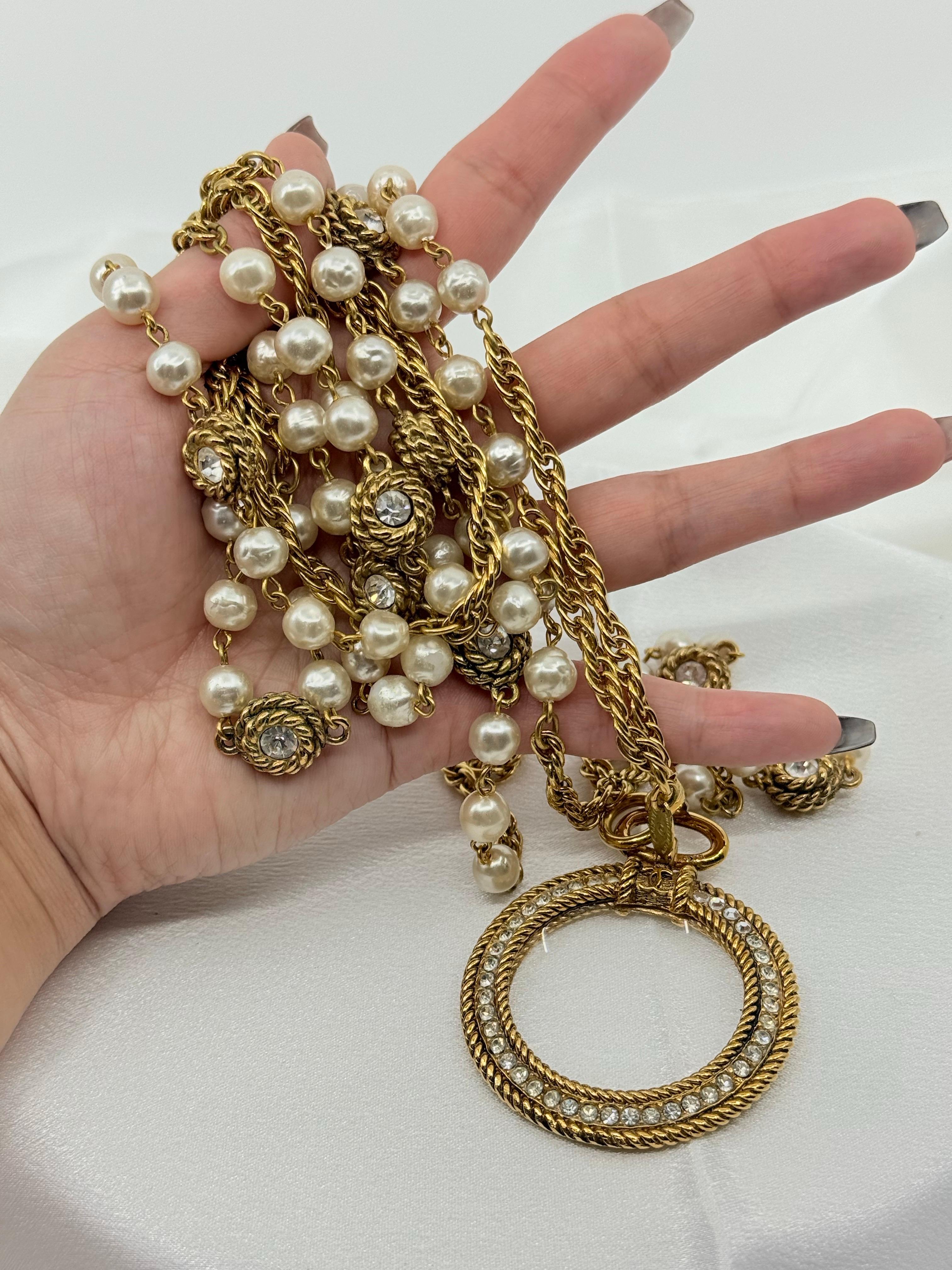 Chanel collana vintage di perle e cristalli con lente d'ingrandimento XL In condizioni buone in vendita a Bellevue, WA
