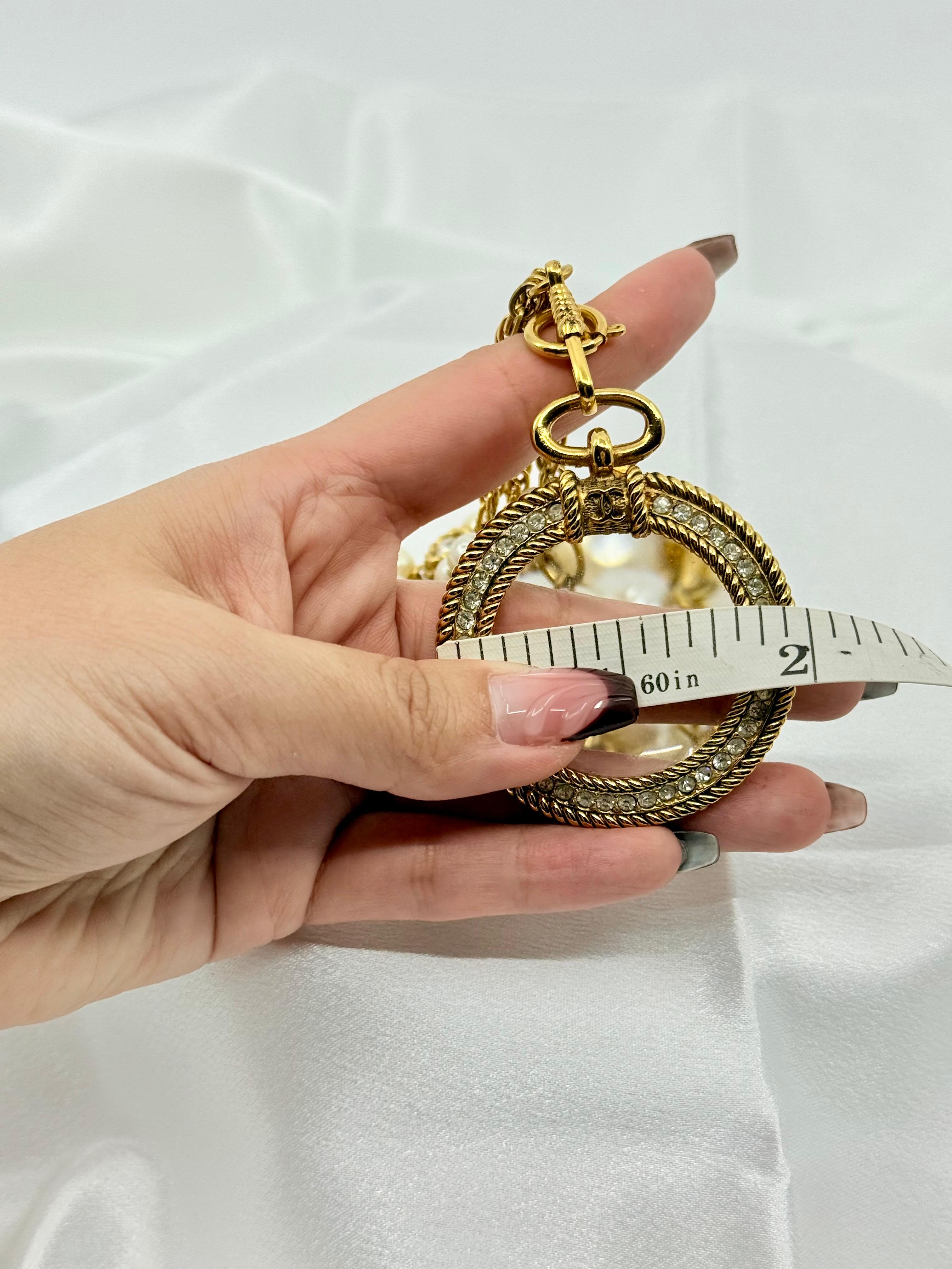 Chanel collana vintage di perle e cristalli con lente d'ingrandimento XL in vendita 2