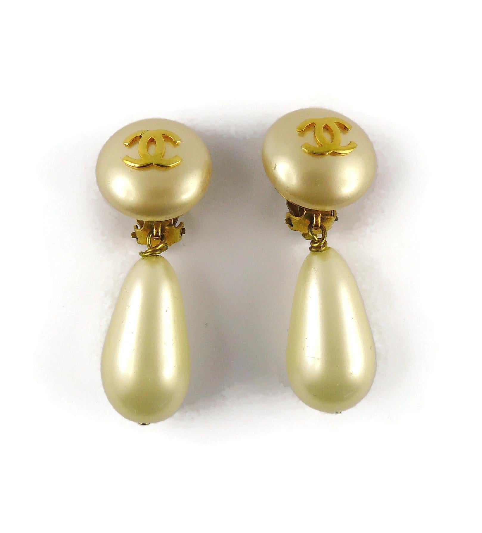 Chanel Vintage Perlen-Tropfen-Ohrringe im Zustand „Gut“ im Angebot in Nice, FR