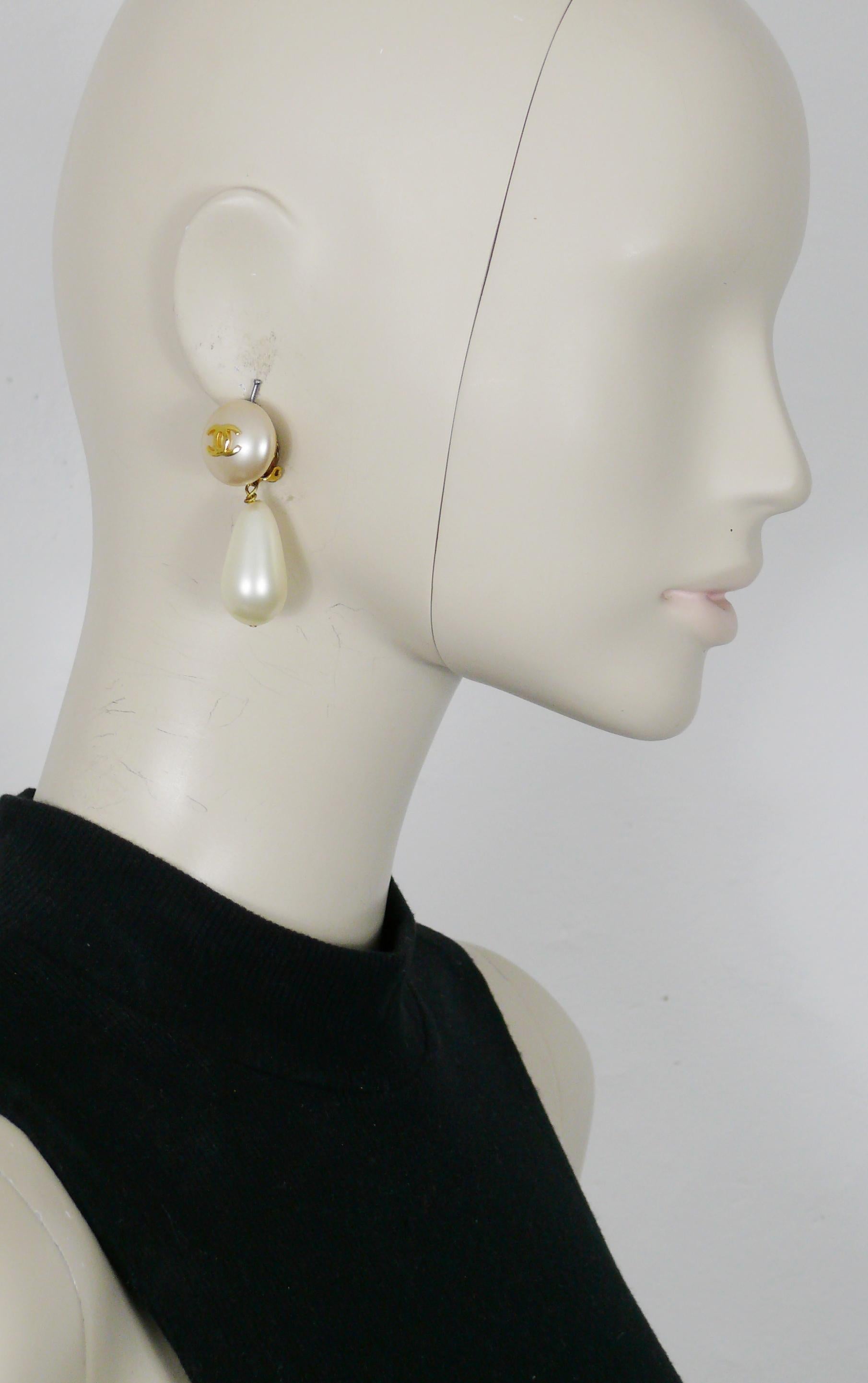 CHANEL vintage faux pearl dangling earrings (clip-on) featuring a gold toned CC logo and a large glass faux pearl drop.

Collection n°25 (Year : 1990).

Embossed CHANEL 2 5 Made in France.

Indicative measurements : height approx. 5.2 cm (2.05