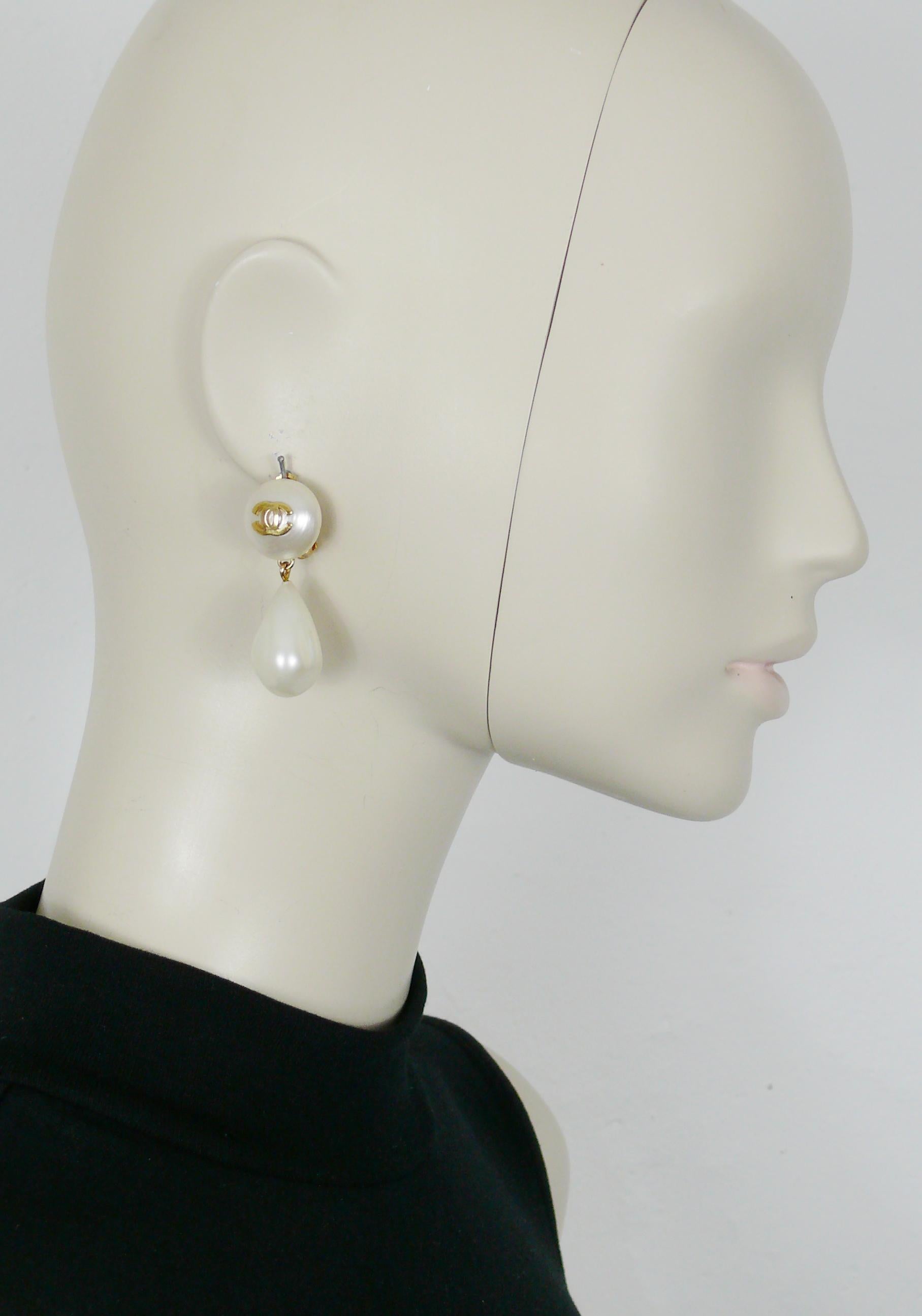 CHANEL vintage faux pearl dangling earrings (clip-on) featuring a gold toned CC logo and a Baroque irregular-shaped glass faux pearl drop.

Embossed CHANEL.

Indicative measurements : height approx. 4.3 cm (1.69 inches) / max. width approx. 1.6 cm