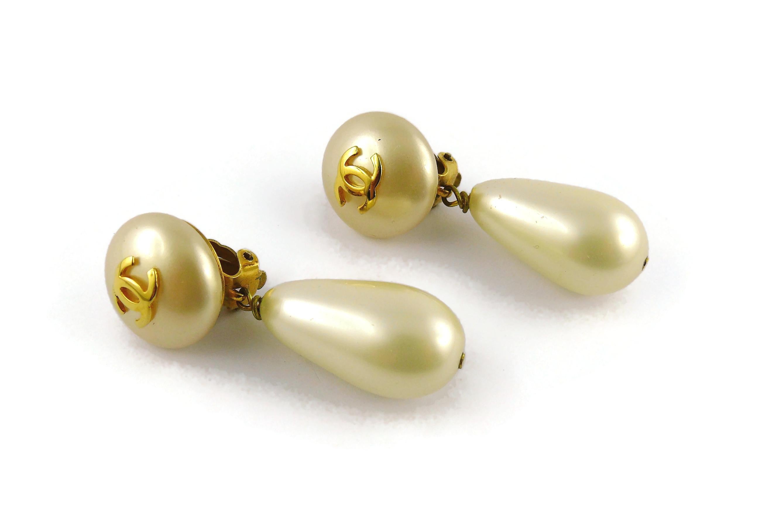 Chanel Vintage Perlen-Tropfen-Ohrringe im Angebot 1