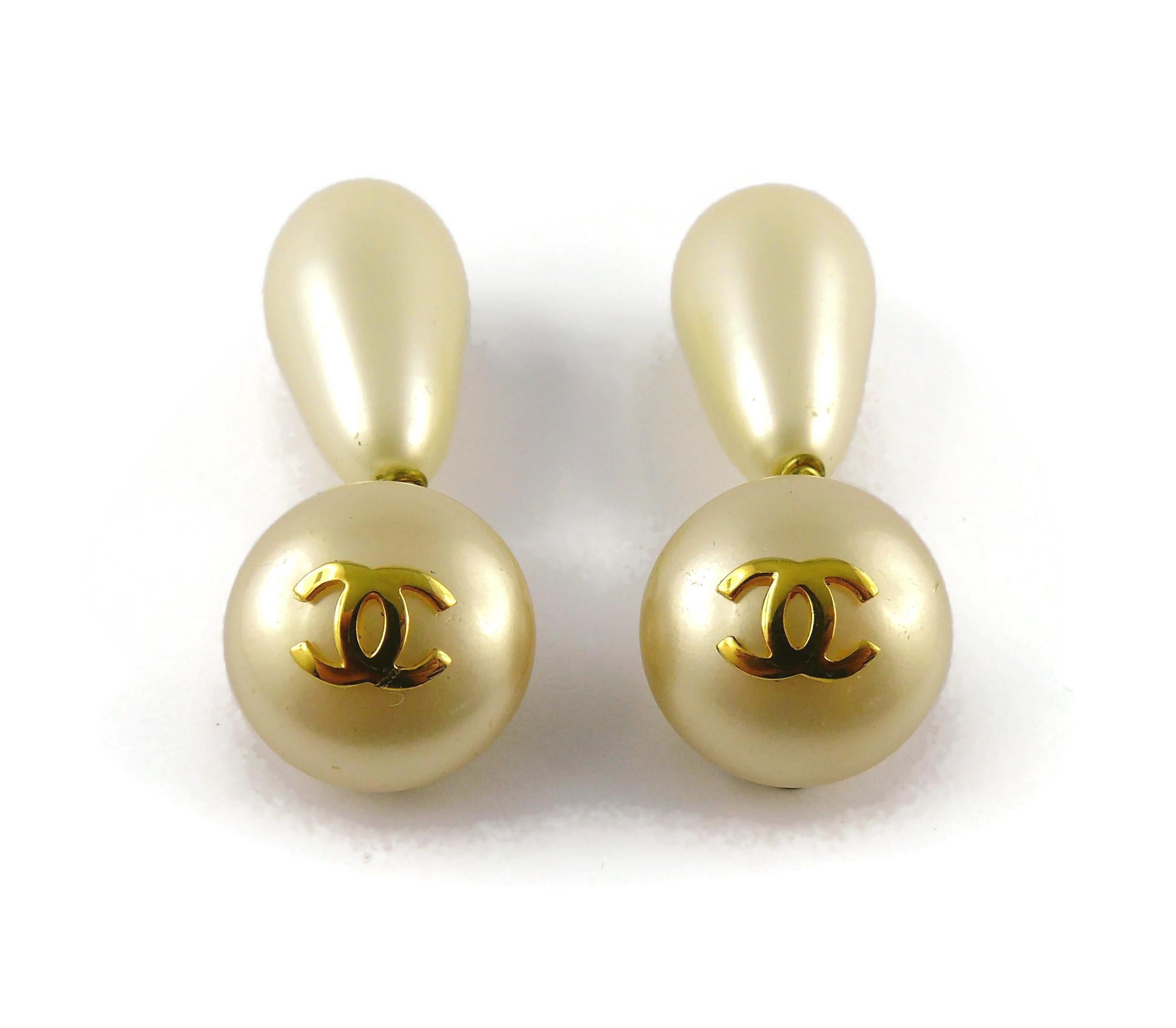 Chanel Vintage Pearl Drop Dangling Earrings In Good Condition For Sale In Nice, FR