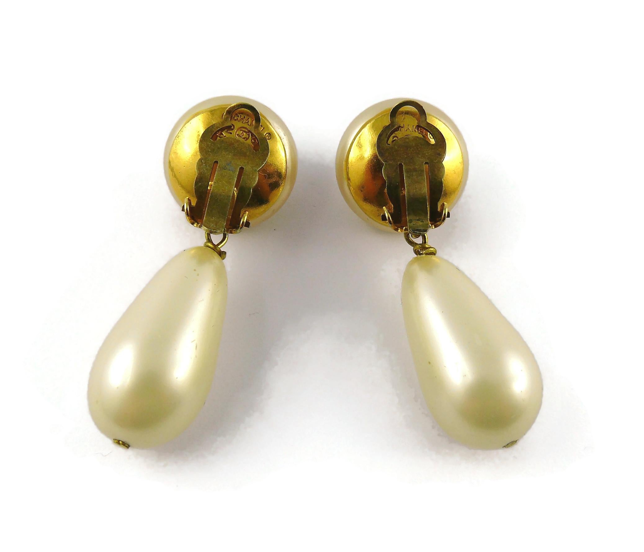 Chanel Vintage Perlen-Tropfen-Ohrringe im Angebot 3