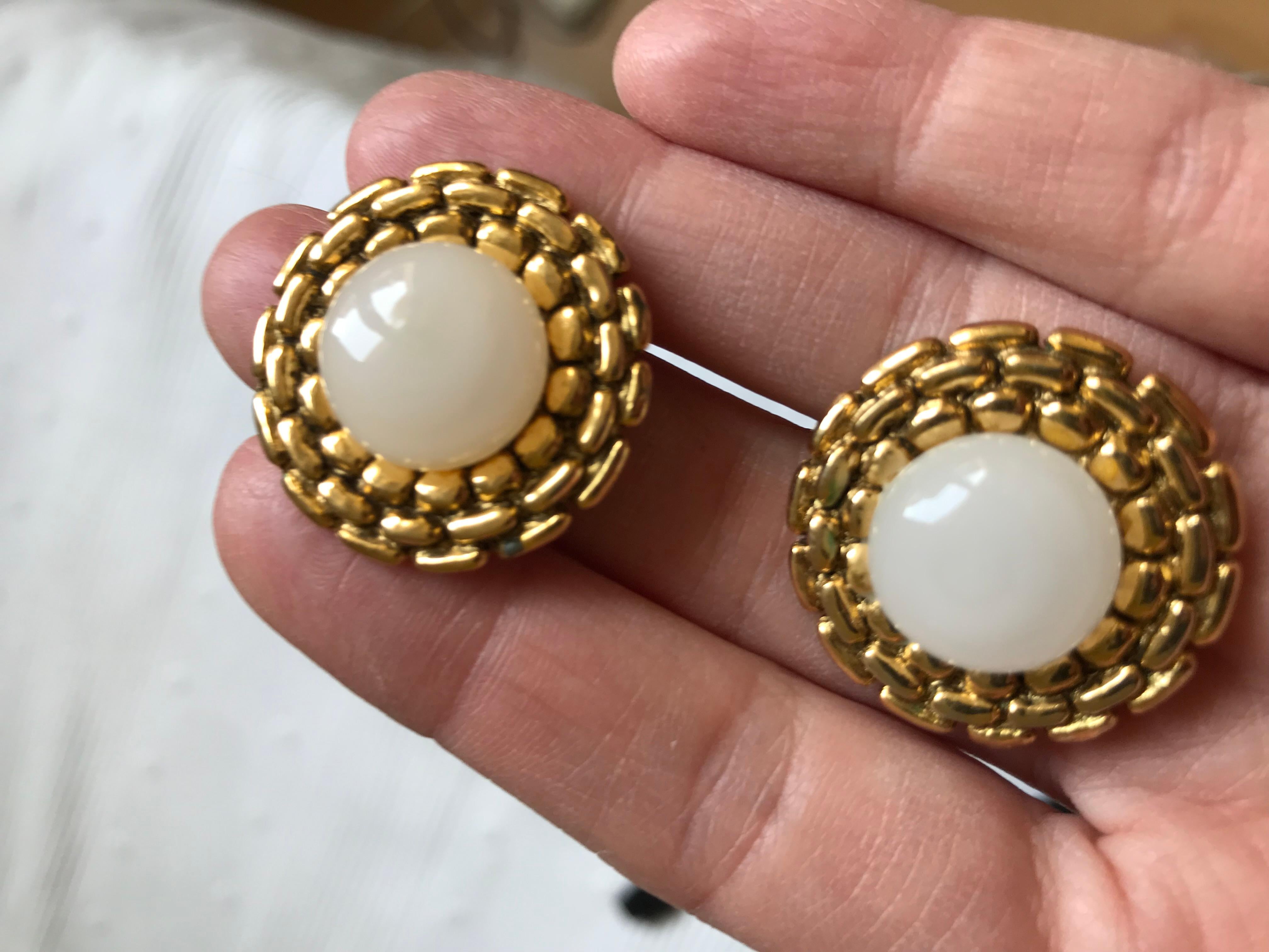 Pendientes chanel muy bonitos. estampado vintage. El nácar ha desaparecido, y se aprecia una pequeña decoloración muy discreta en la foto. Permanece en buen estado.