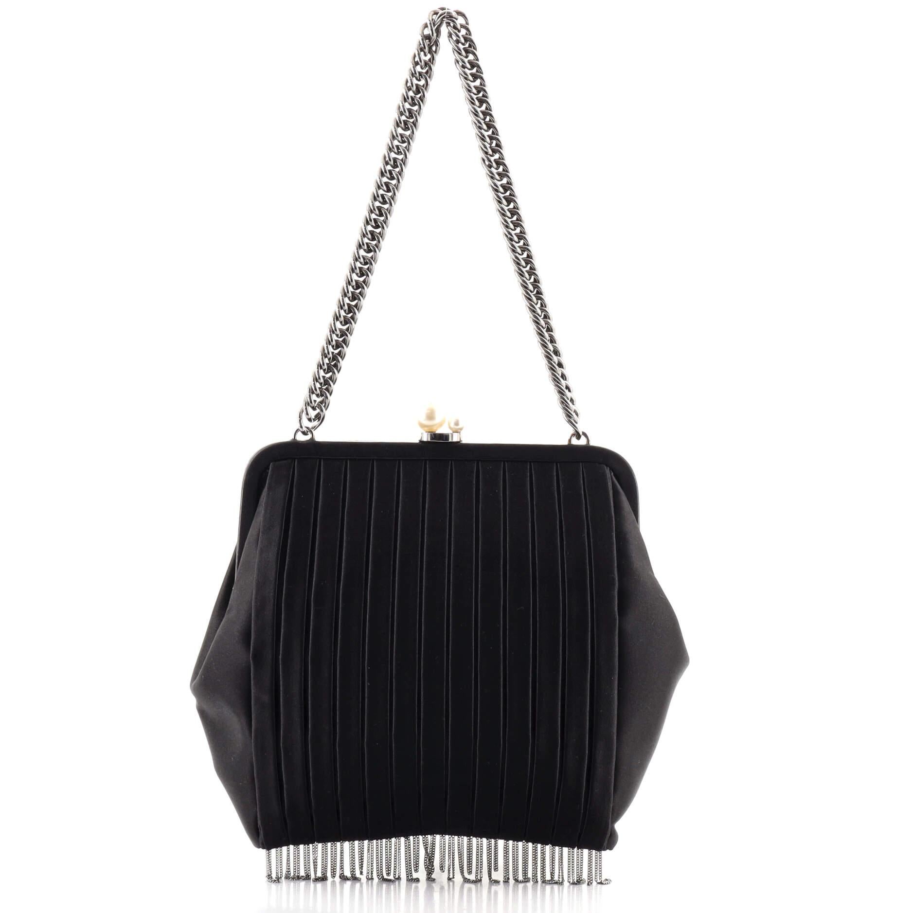 Chanel Vintage Perlenrahmen-Tasche aus plissiertem Satin Klein (Schwarz)