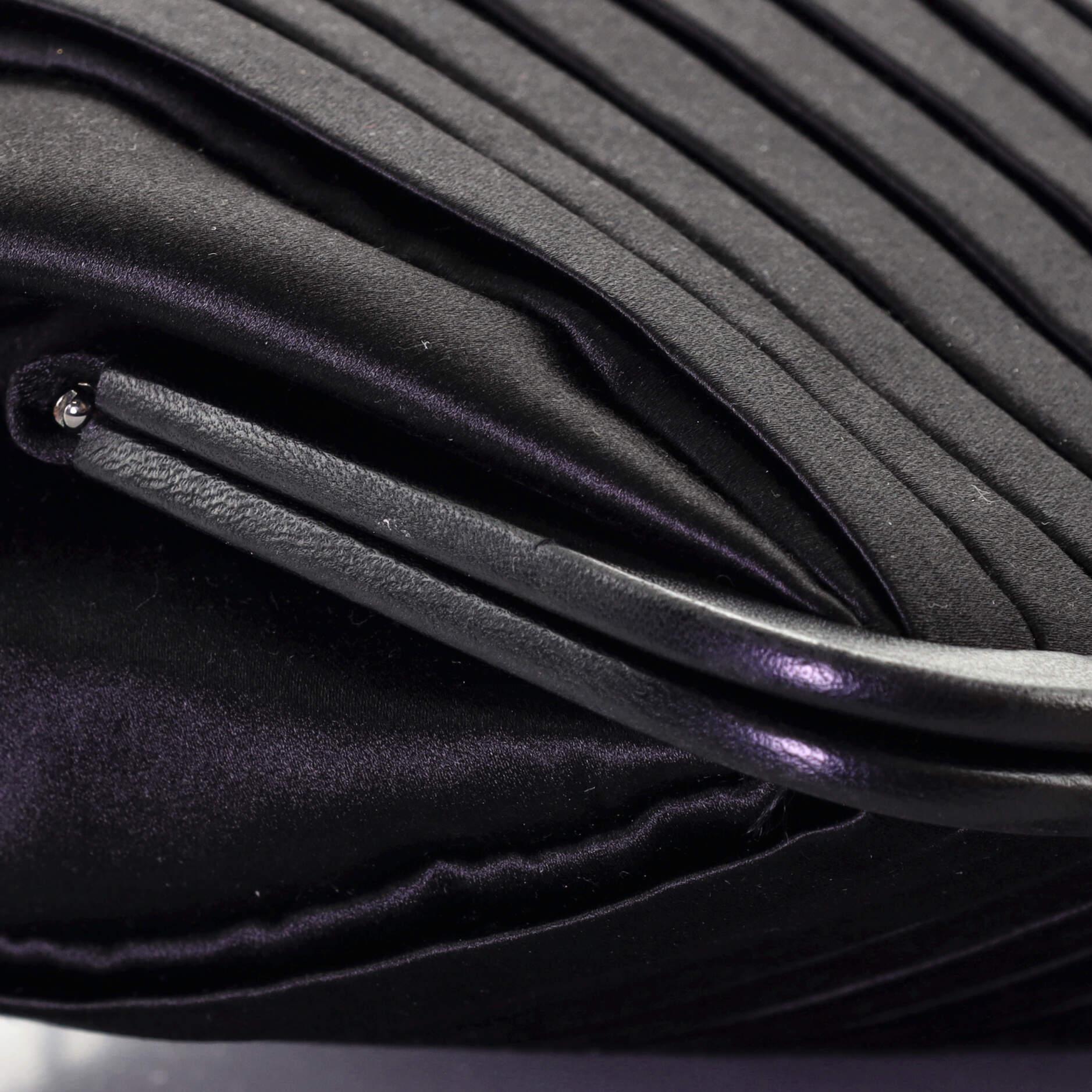 Chanel Vintage Perlenrahmen-Tasche aus plissiertem Satin Klein 2