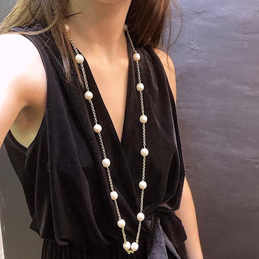 Vintage CHANEL necklace dating before 1980. The pearly pearls are handmade in molten glass, chain in gilt metal.
Made in France.
The stamp is present. 
Necklace in very good condition.
Dimensions: total length: 112 cm.

Will be delivered in a