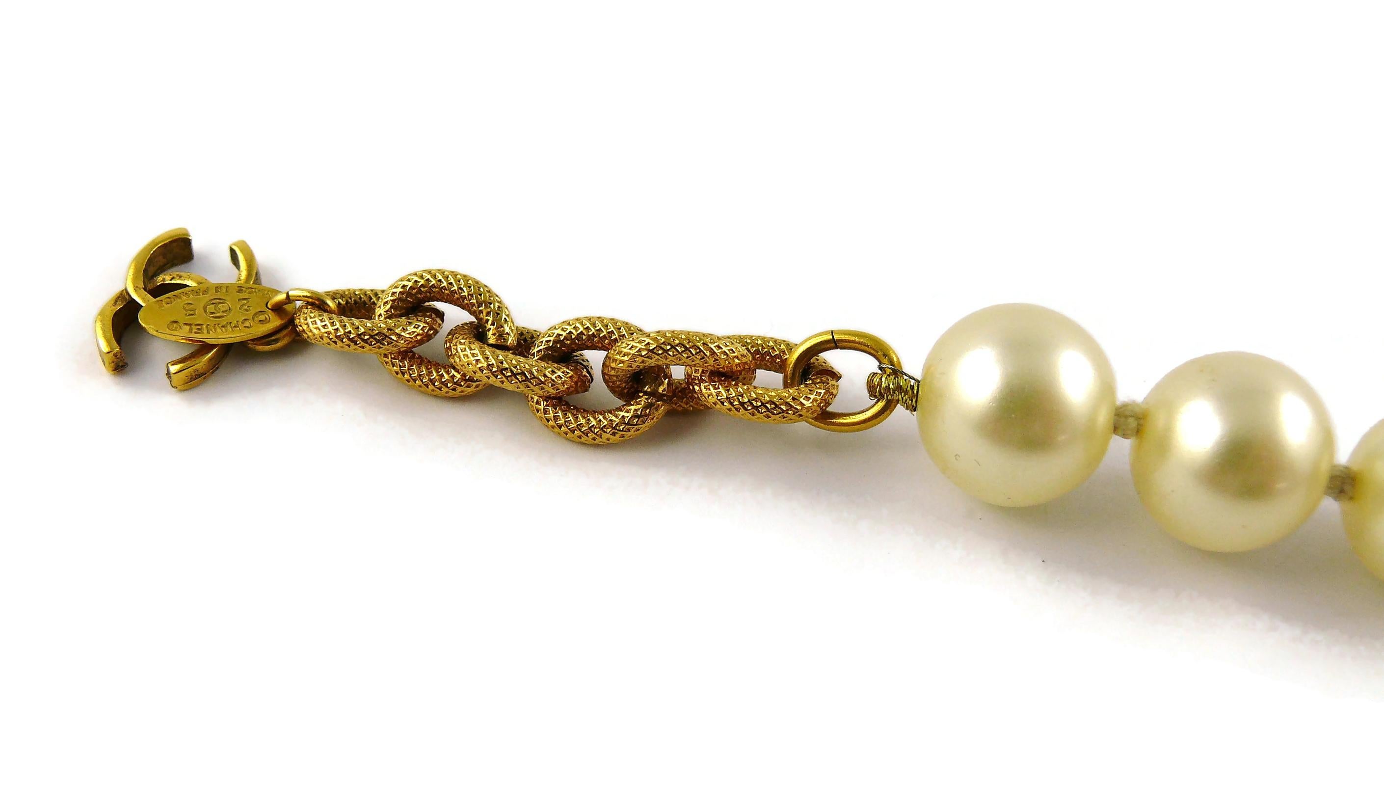 Chanel Vintage Perlenkette durchbrochener Kreuzanhänger rot Gripoix Cabochon im Angebot 6