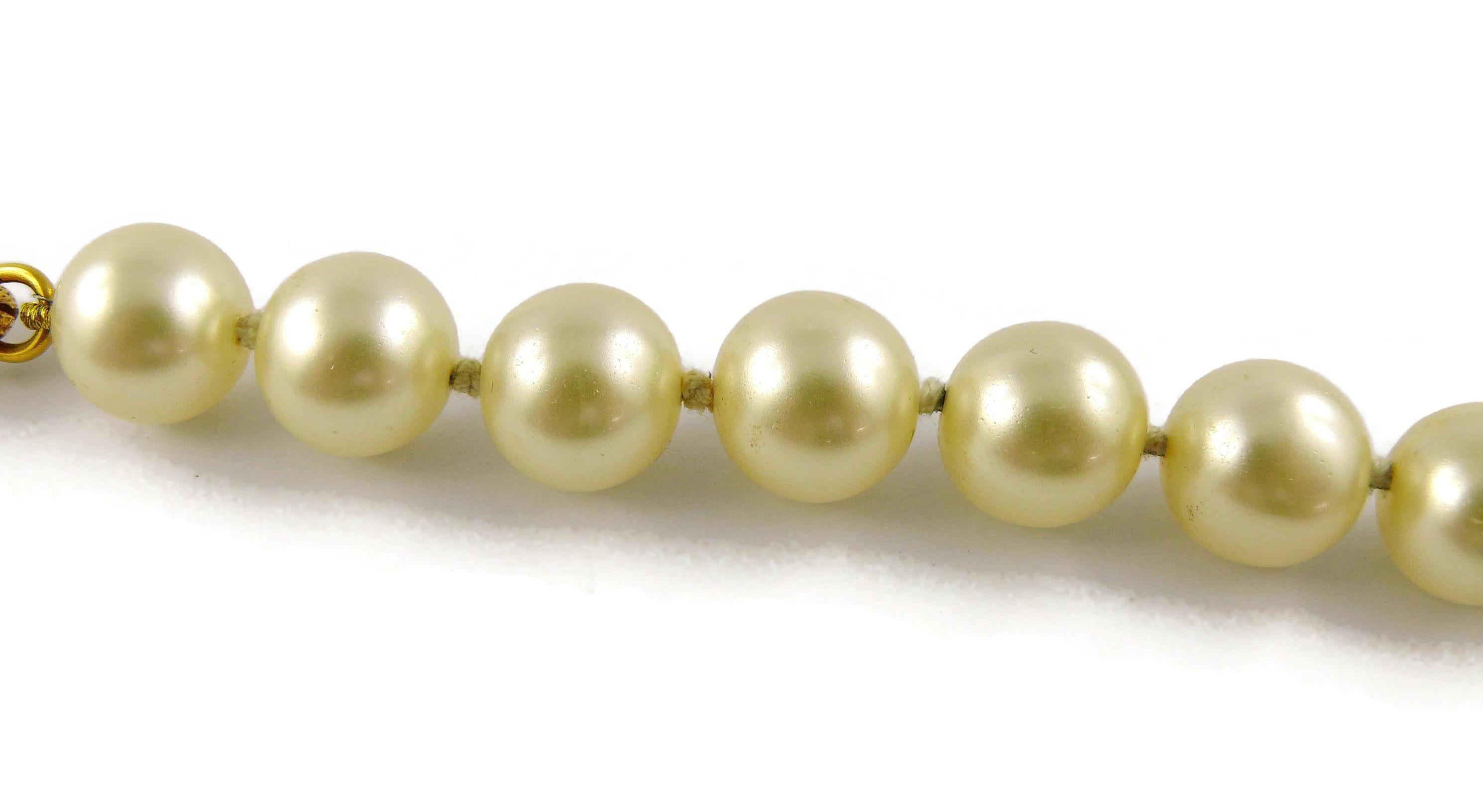 Chanel Vintage Perlenkette durchbrochener Kreuzanhänger rot Gripoix Cabochon im Angebot 7