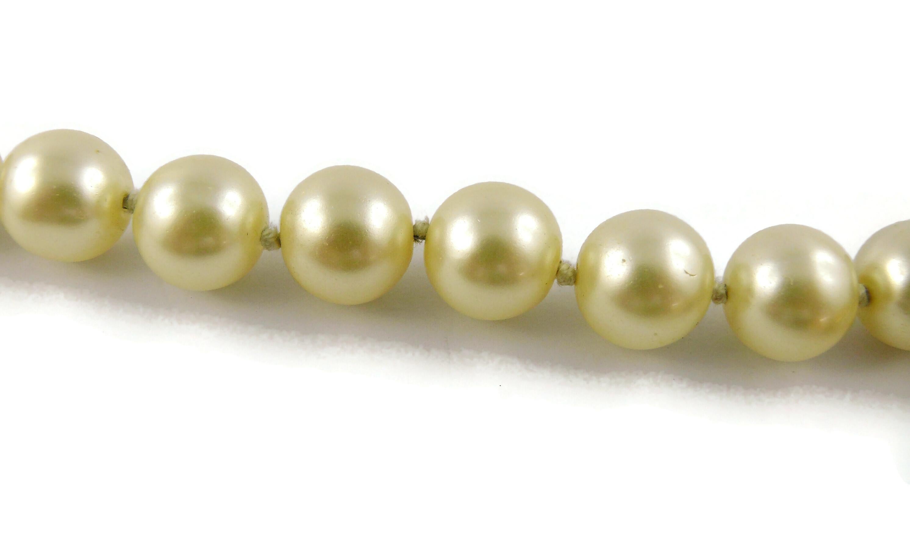Chanel Vintage Perlenkette durchbrochener Kreuzanhänger rot Gripoix Cabochon im Angebot 8