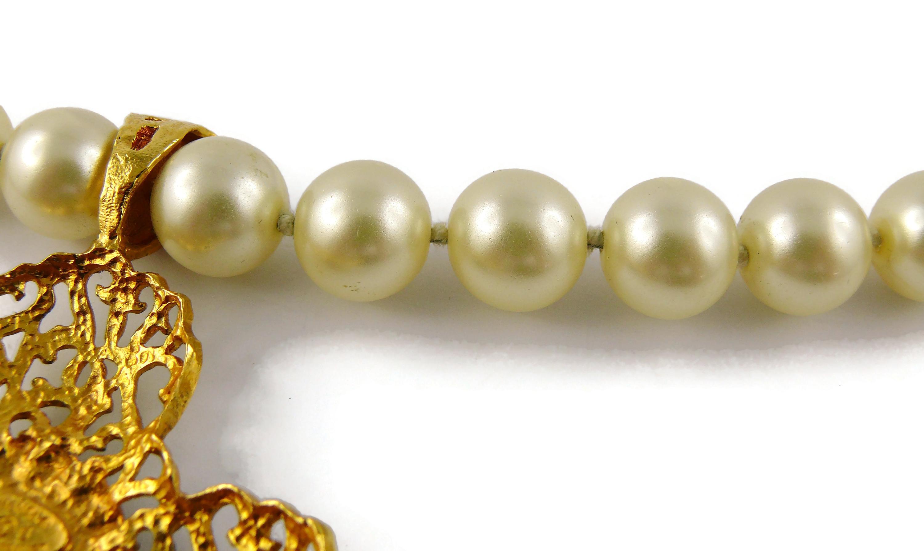 Chanel Vintage Perlenkette durchbrochener Kreuzanhänger rot Gripoix Cabochon im Angebot 9