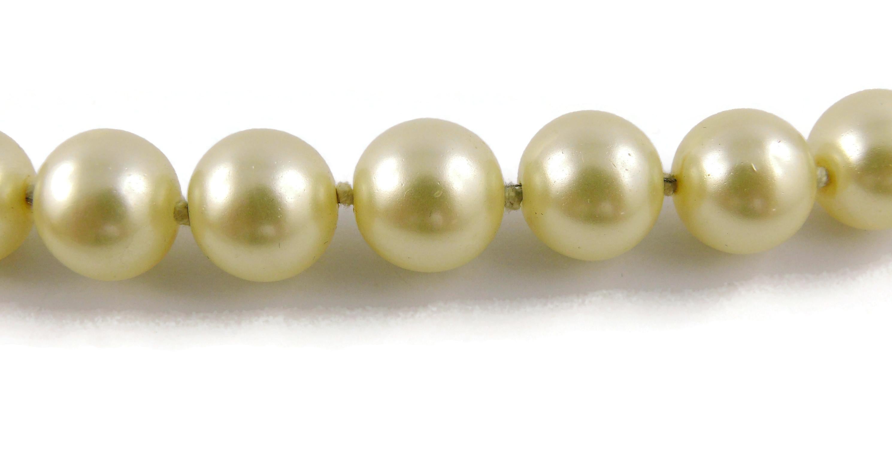 Chanel Vintage Perlenkette durchbrochener Kreuzanhänger rot Gripoix Cabochon im Angebot 10