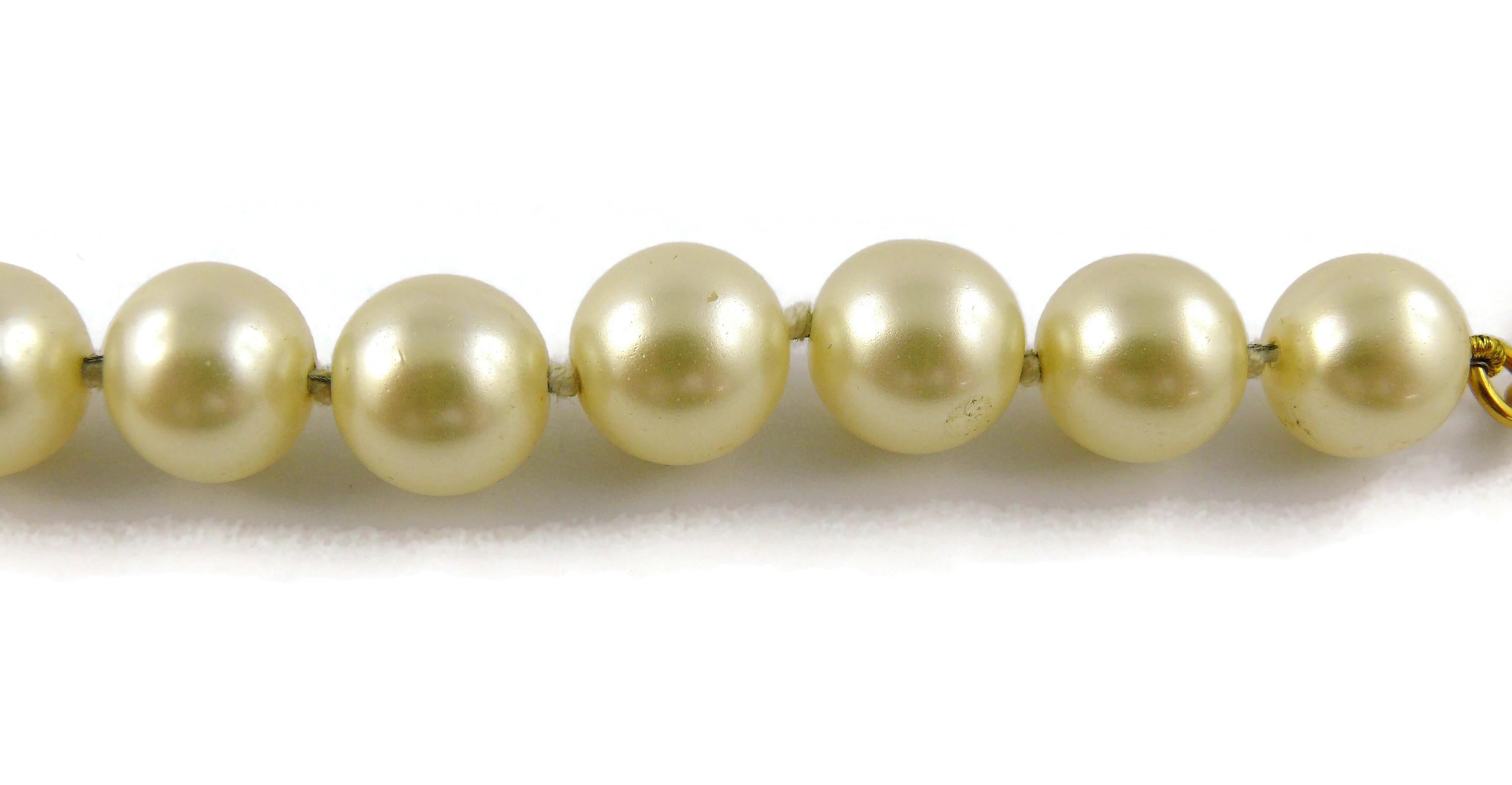 Chanel Vintage Perlenkette durchbrochener Kreuzanhänger rot Gripoix Cabochon im Angebot 11