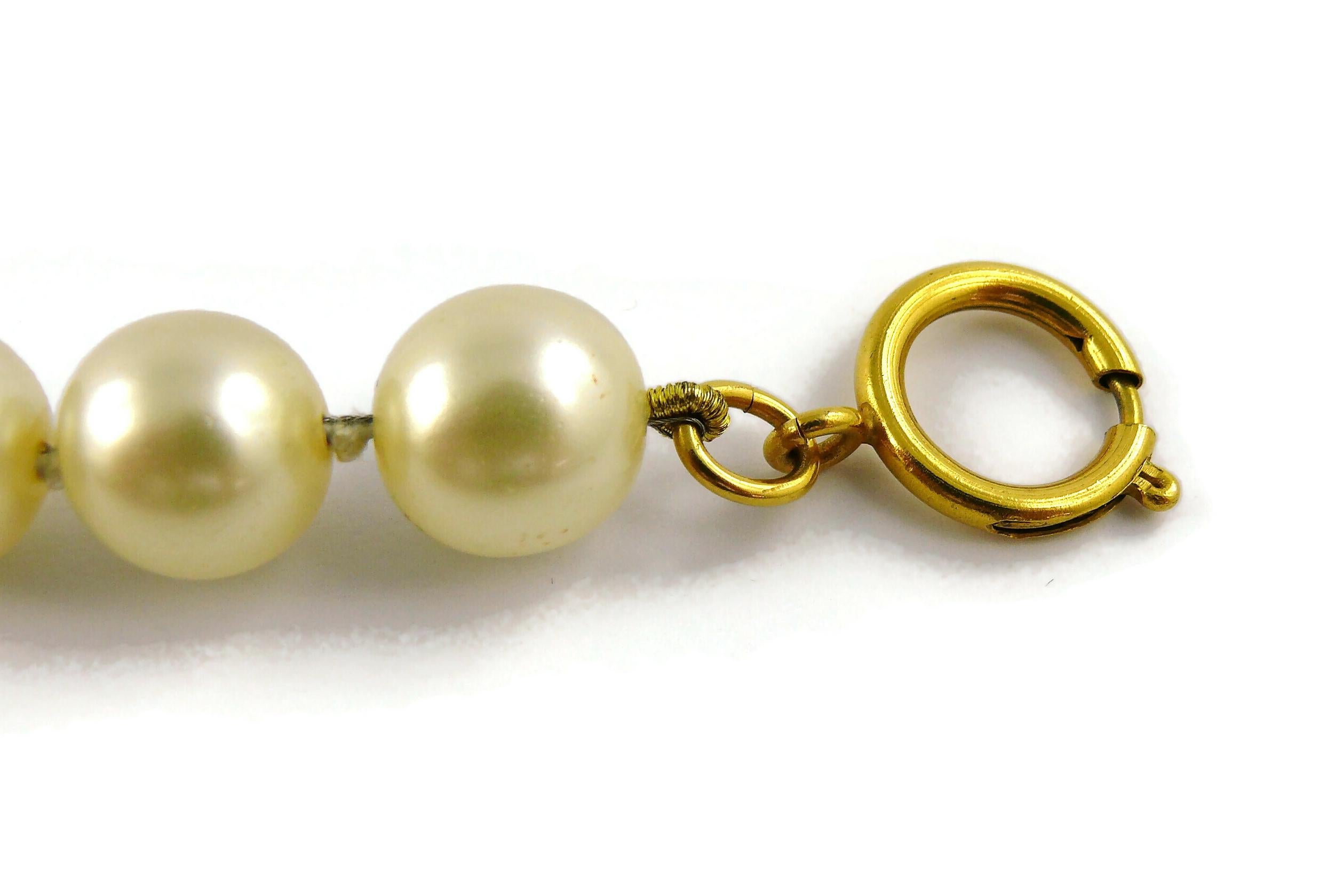 Chanel Vintage Perlenkette durchbrochener Kreuzanhänger rot Gripoix Cabochon im Angebot 12