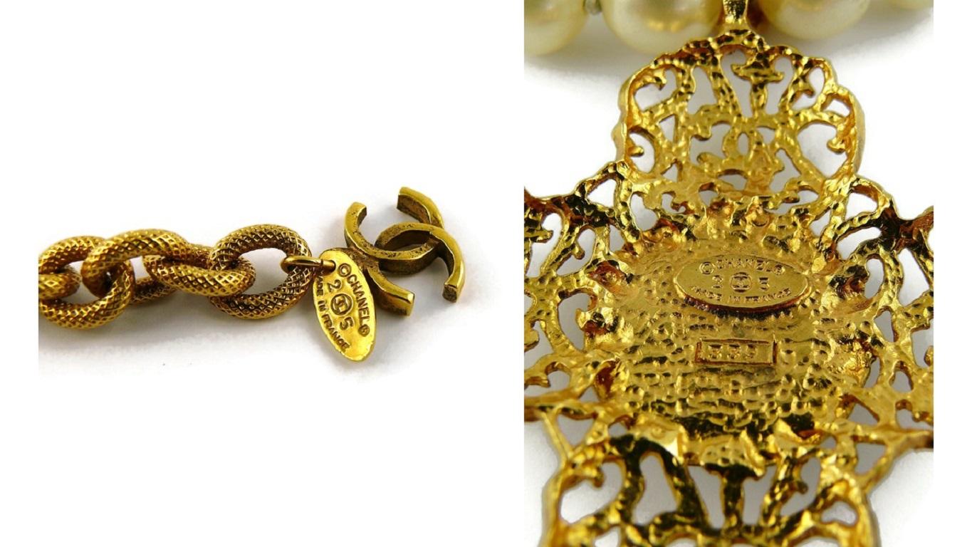 Chanel Vintage Perlenkette durchbrochener Kreuzanhänger rot Gripoix Cabochon im Angebot 13