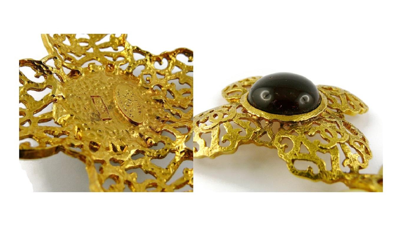 Chanel Vintage Perlenkette durchbrochener Kreuzanhänger rot Gripoix Cabochon im Angebot 16