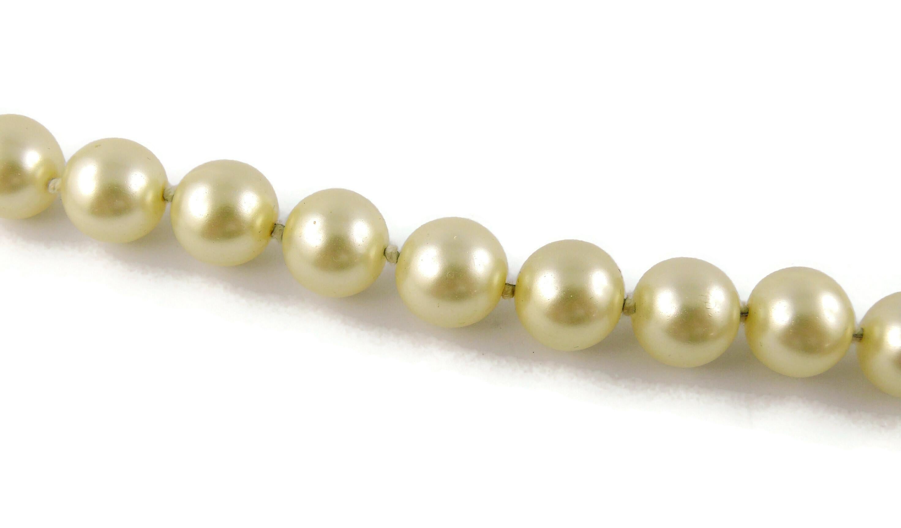 Chanel Vintage Perlenkette durchbrochener Kreuzanhänger rot Gripoix Cabochon Damen im Angebot