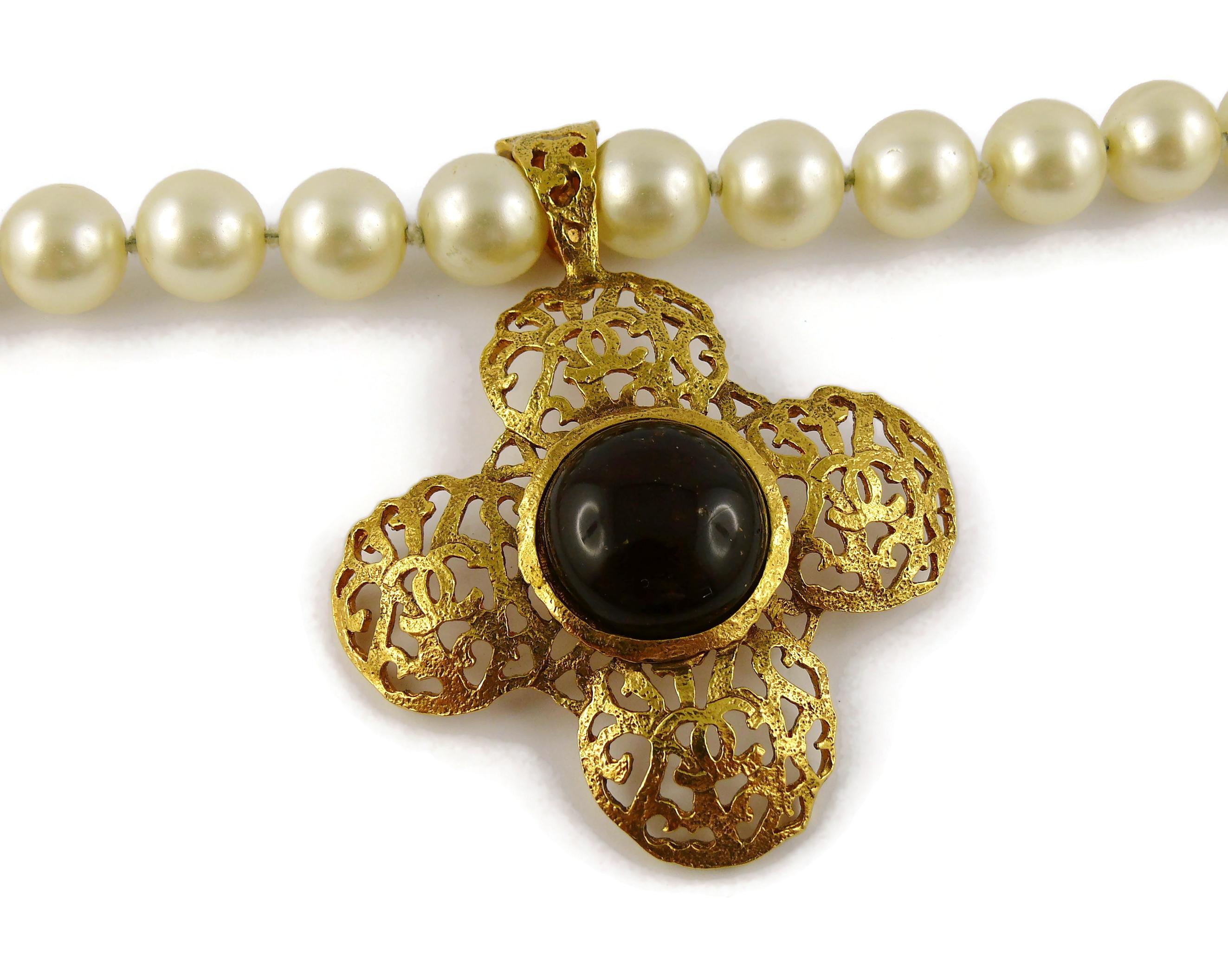 Chanel Vintage Perlenkette durchbrochener Kreuzanhänger rot Gripoix Cabochon im Angebot 1