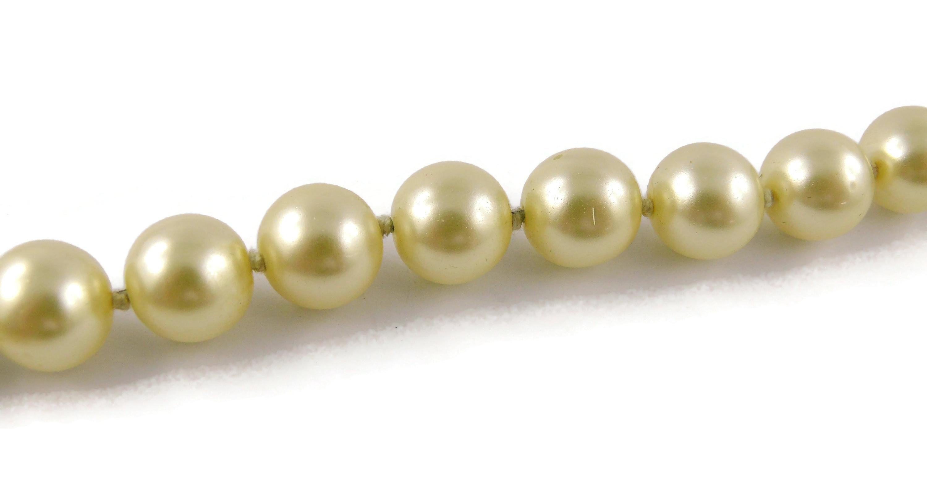 Chanel Vintage Perlenkette durchbrochener Kreuzanhänger rot Gripoix Cabochon im Angebot 3